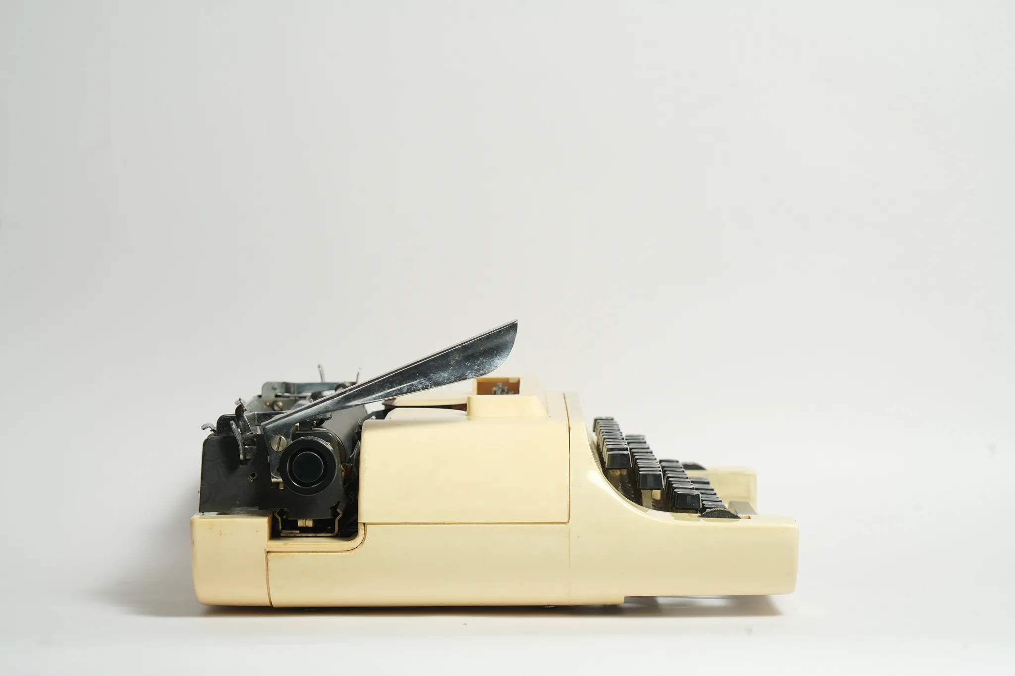 Remington 20 Cream Portable Typewriter — photograph