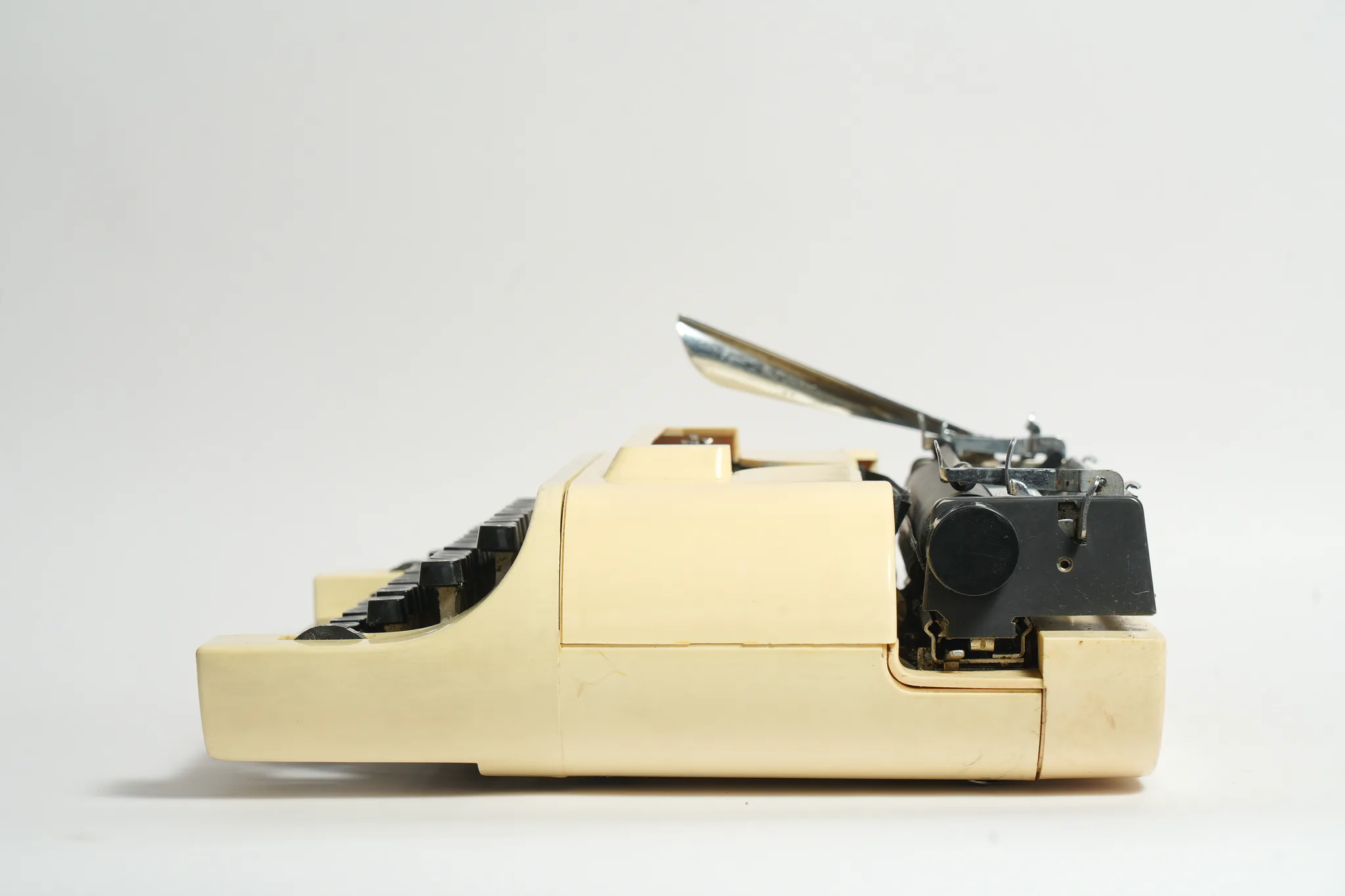 Remington 20 Cream Portable Typewriter — photograph