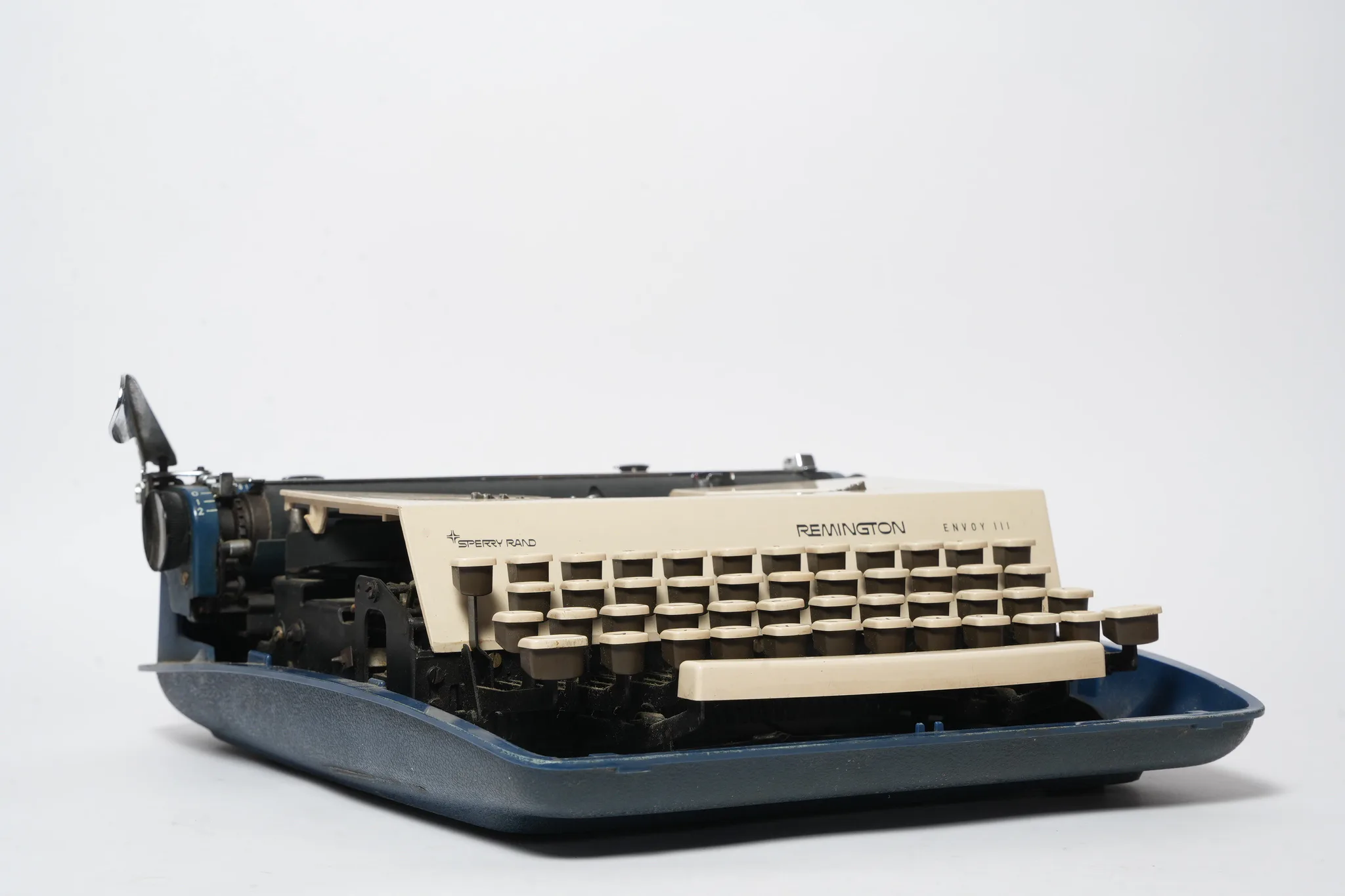 Remington Envoy III Portable Typewriter — photograph 1