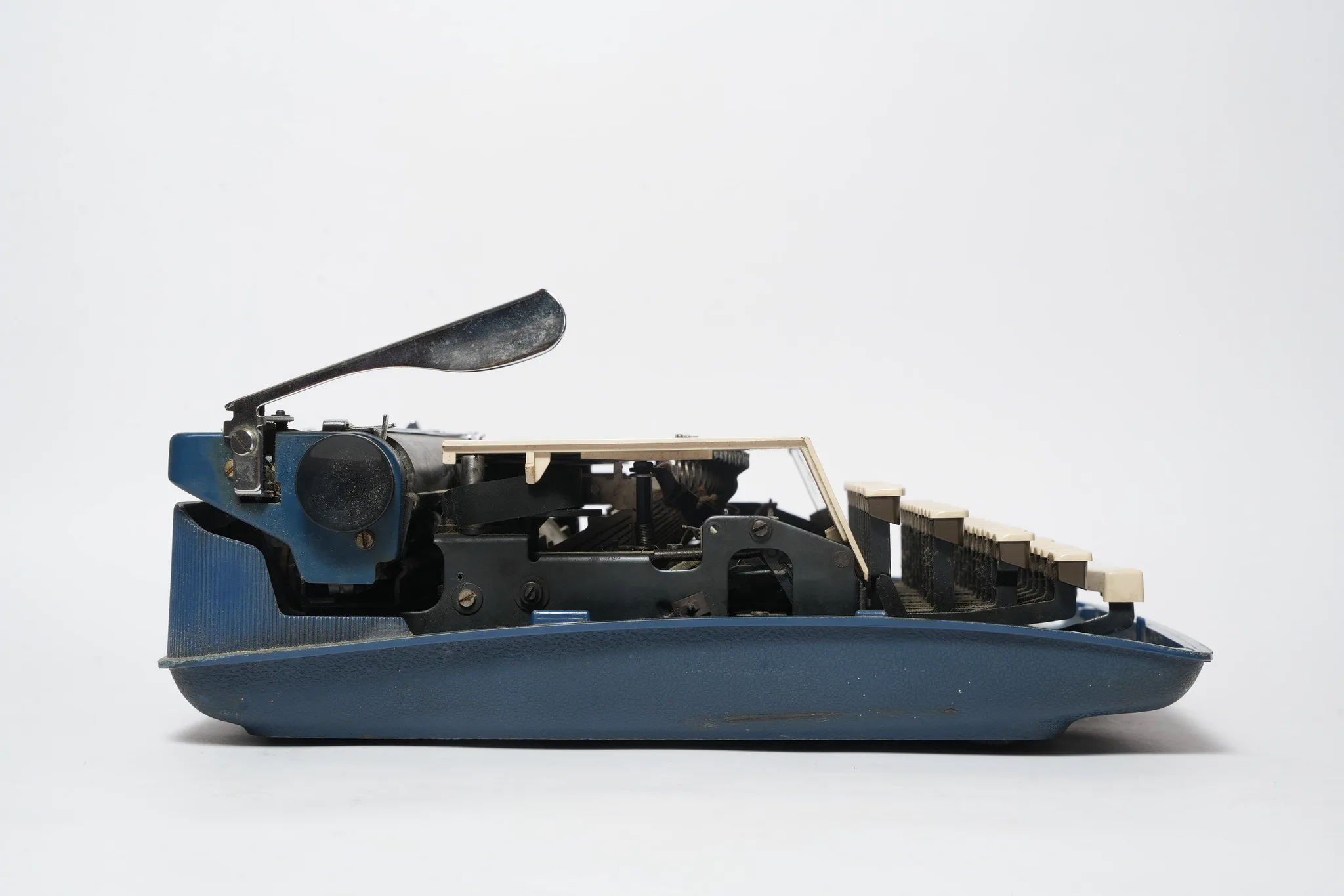 Remington Envoy III Portable Typewriter — photograph 3