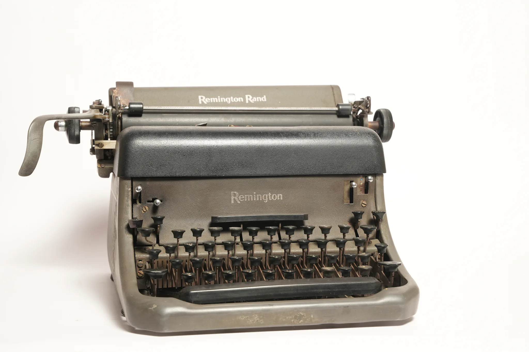 Remington Rand KMC Standard Desktop Typewriter — photograph 1