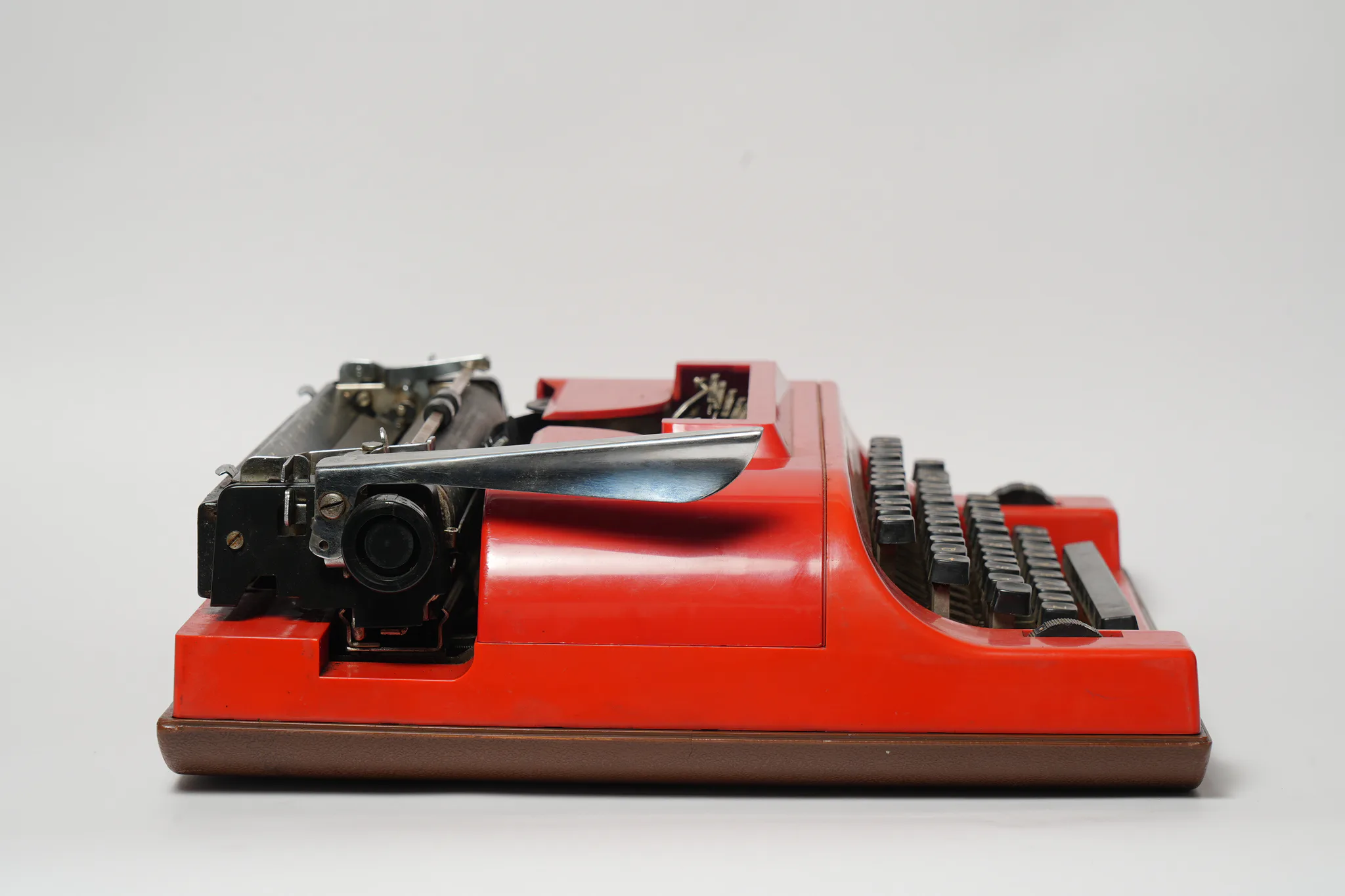 Remington Travelriter Vibrant Red Portable Typewriter — photograph