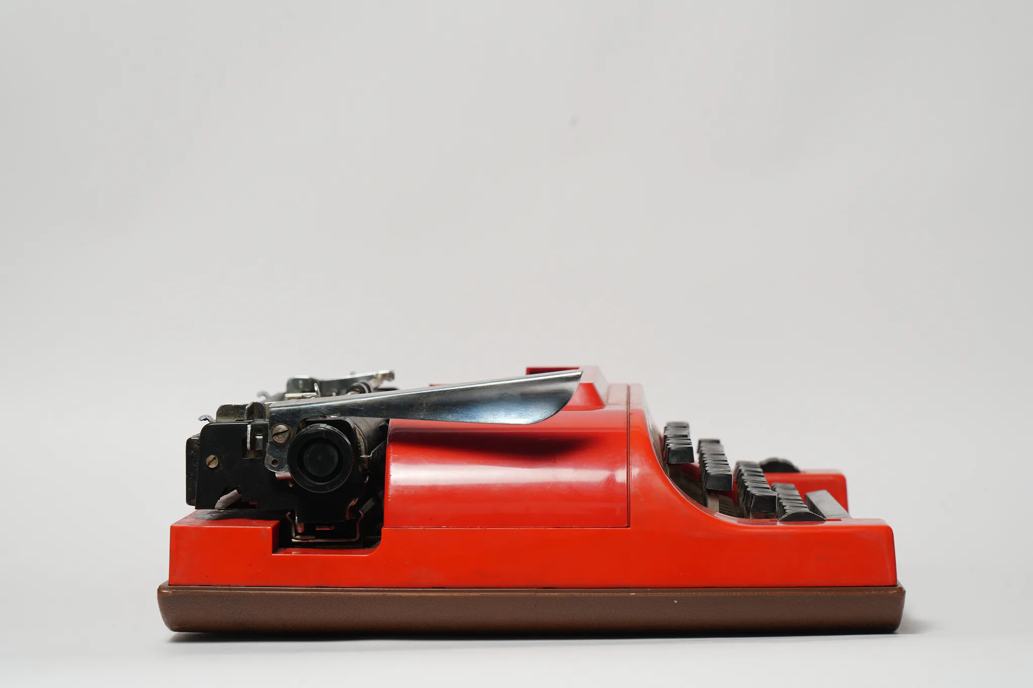 Remington Travelriter Vibrant Red Portable Typewriter — photograph