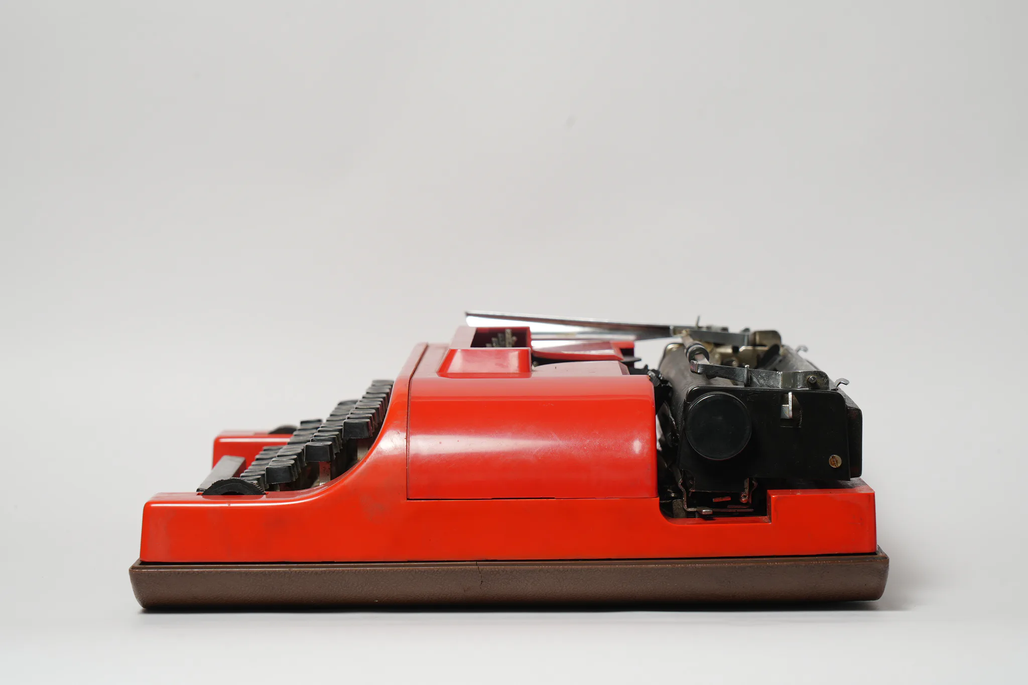 Remington Travelriter Vibrant Red Portable Typewriter — photograph