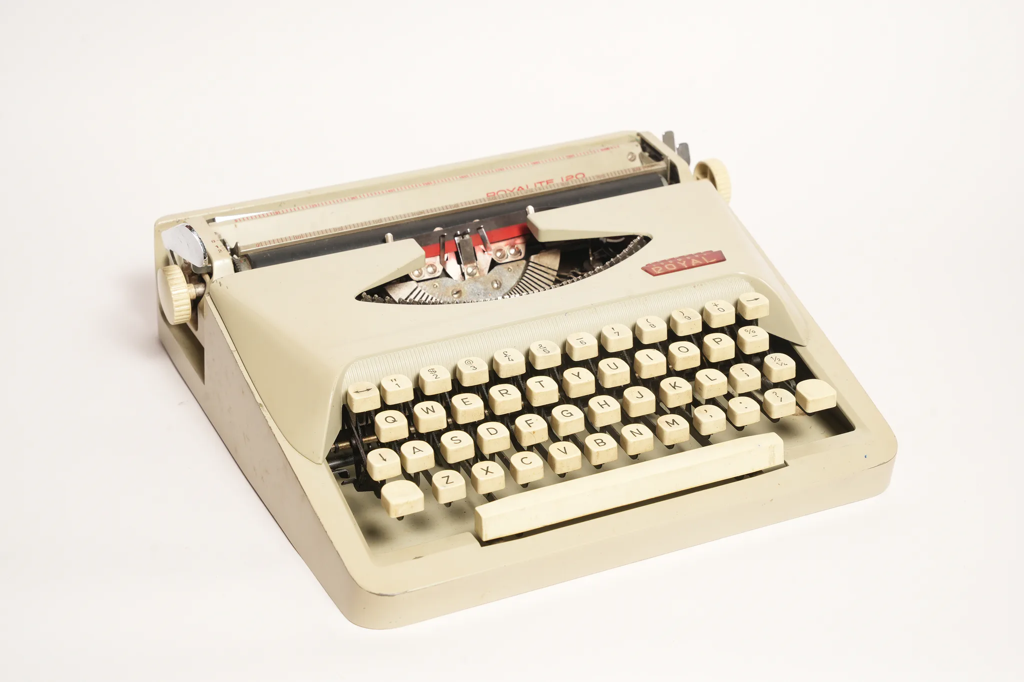 Royalite 120 Portable Typewriter — photograph