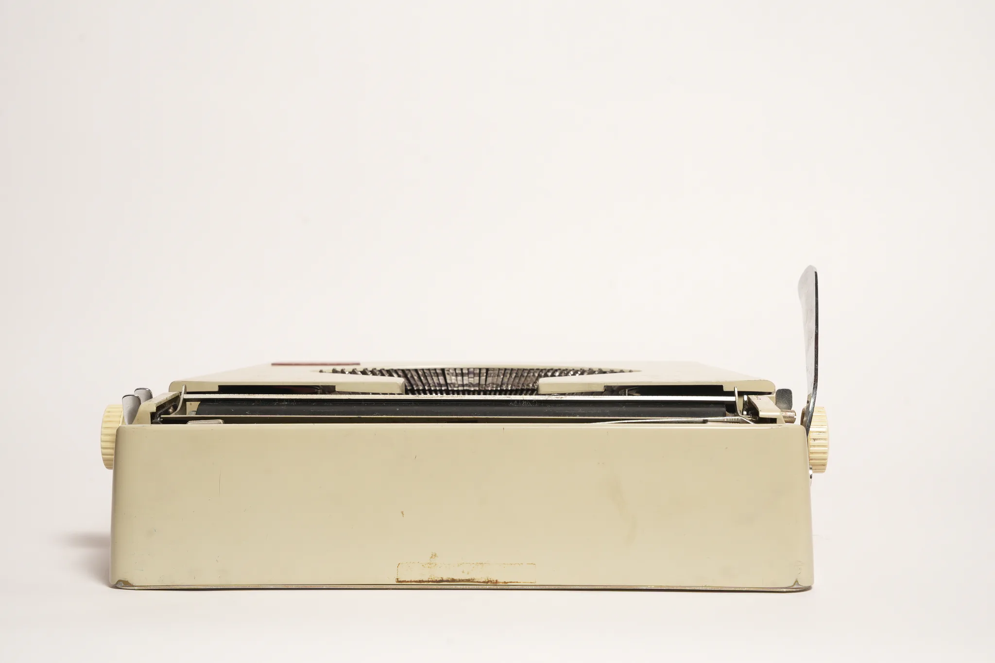 Royalite 120 Portable Typewriter — photograph