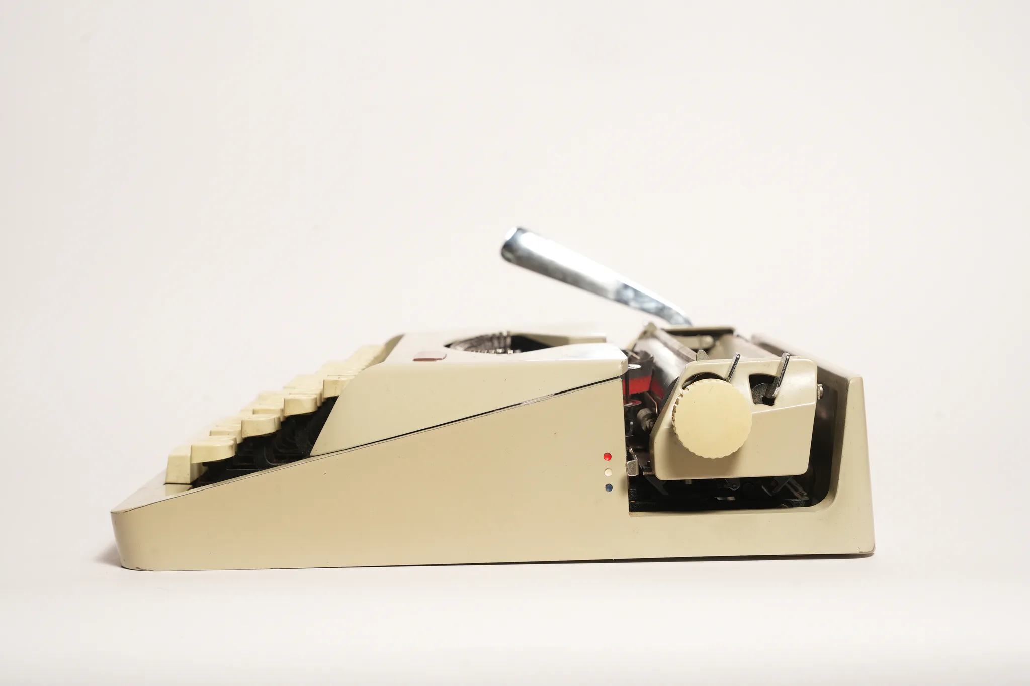 Royalite 120 Portable Typewriter — photograph