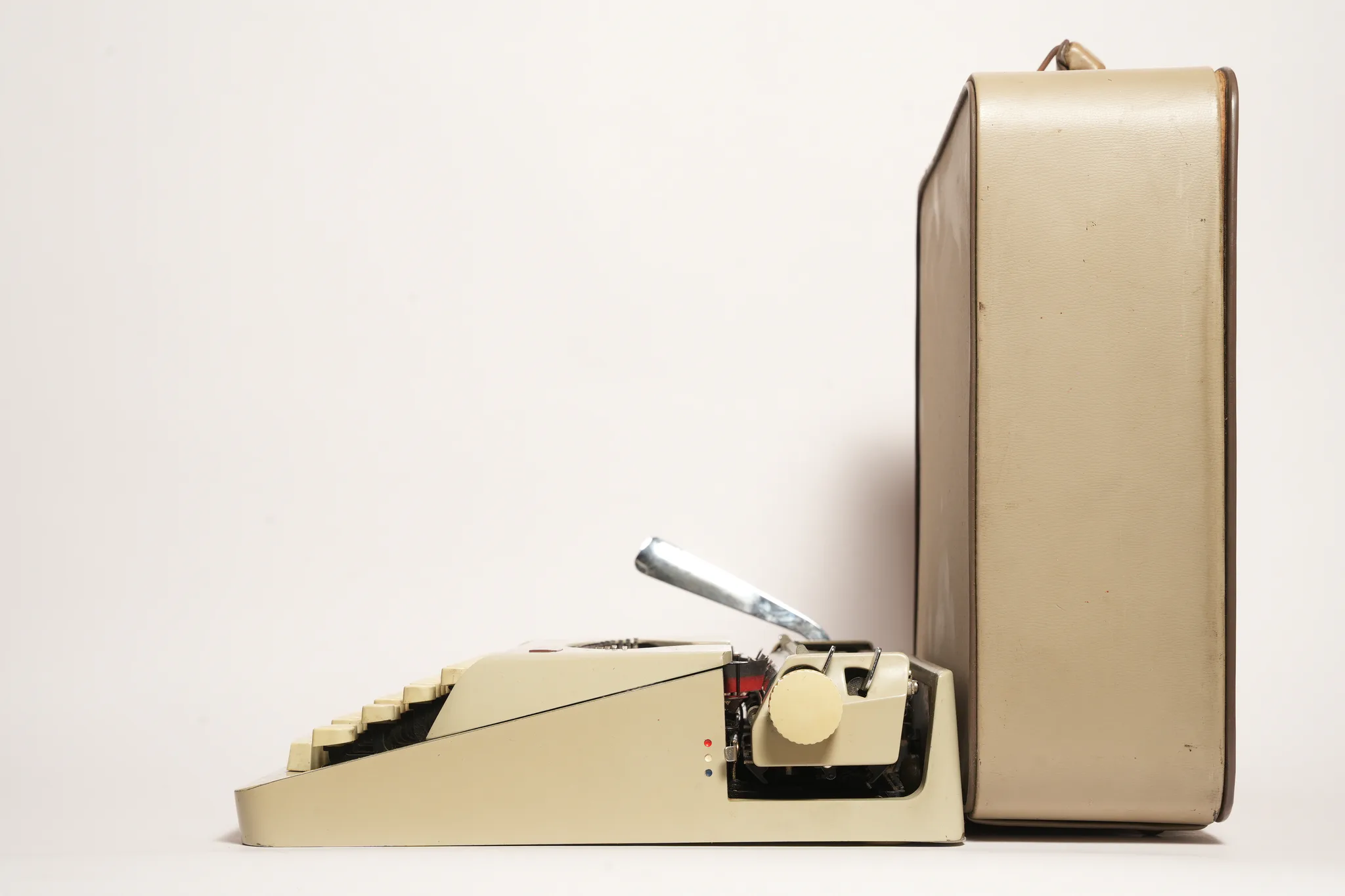 Royalite 120 Portable Typewriter — Royal Typewriter Company, Hartford, Connecticut: a tangible chapter of the analog era.