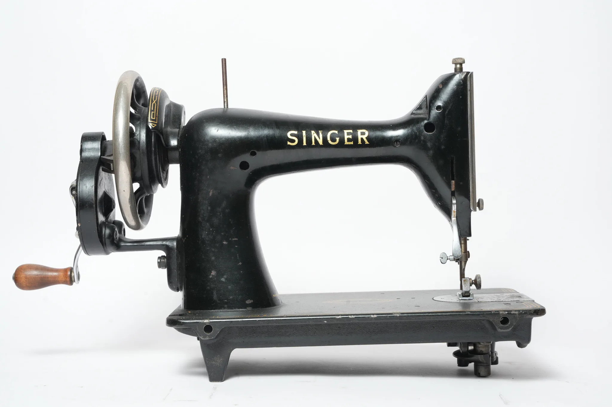 Singer 15K Hand Crank Sewing Machine — photograph 1