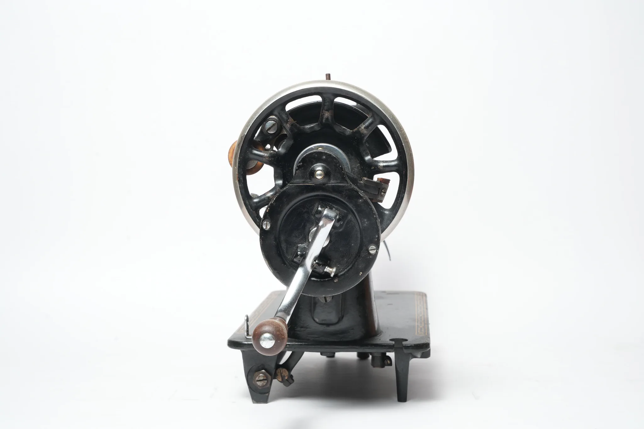 Singer 15K Hand Crank Sewing Machine — photograph 2