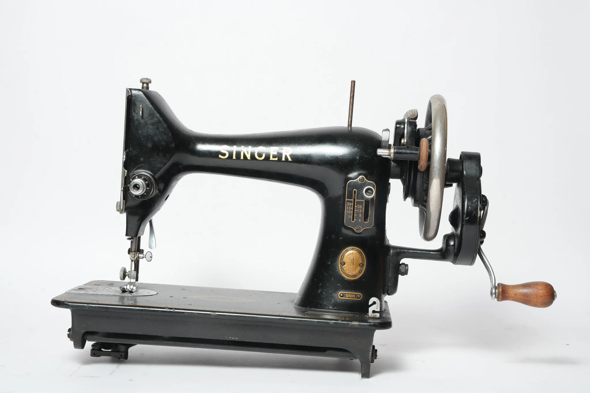 Singer 15K Hand Crank Sewing Machine — photograph 3
