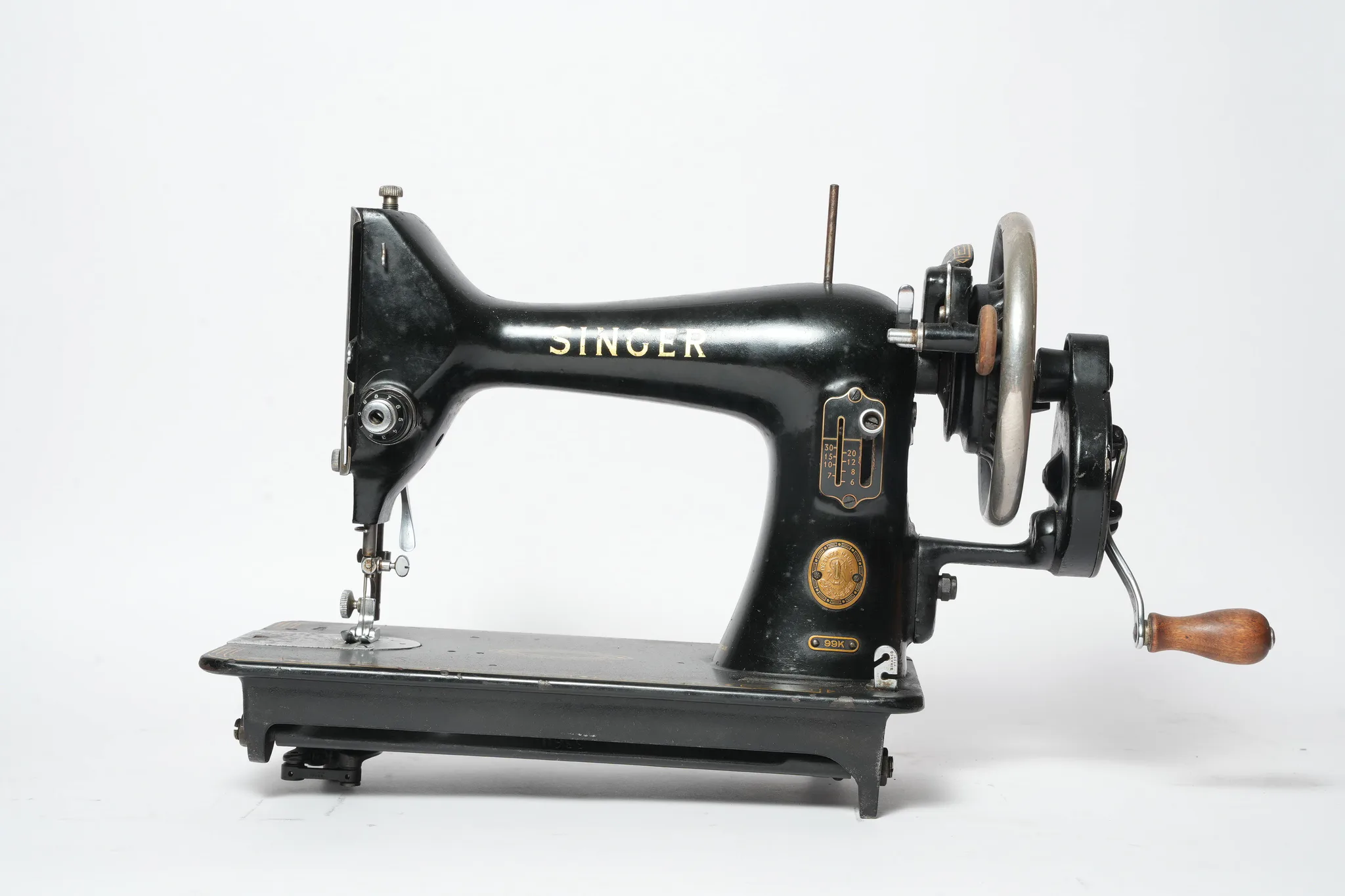 Singer 15K Hand Crank Sewing Machine — photograph 4