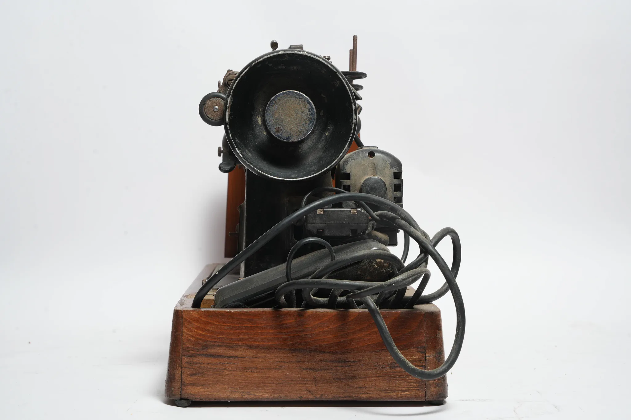 Singer 319K Swing-Needle Sewing Machine — photograph 2