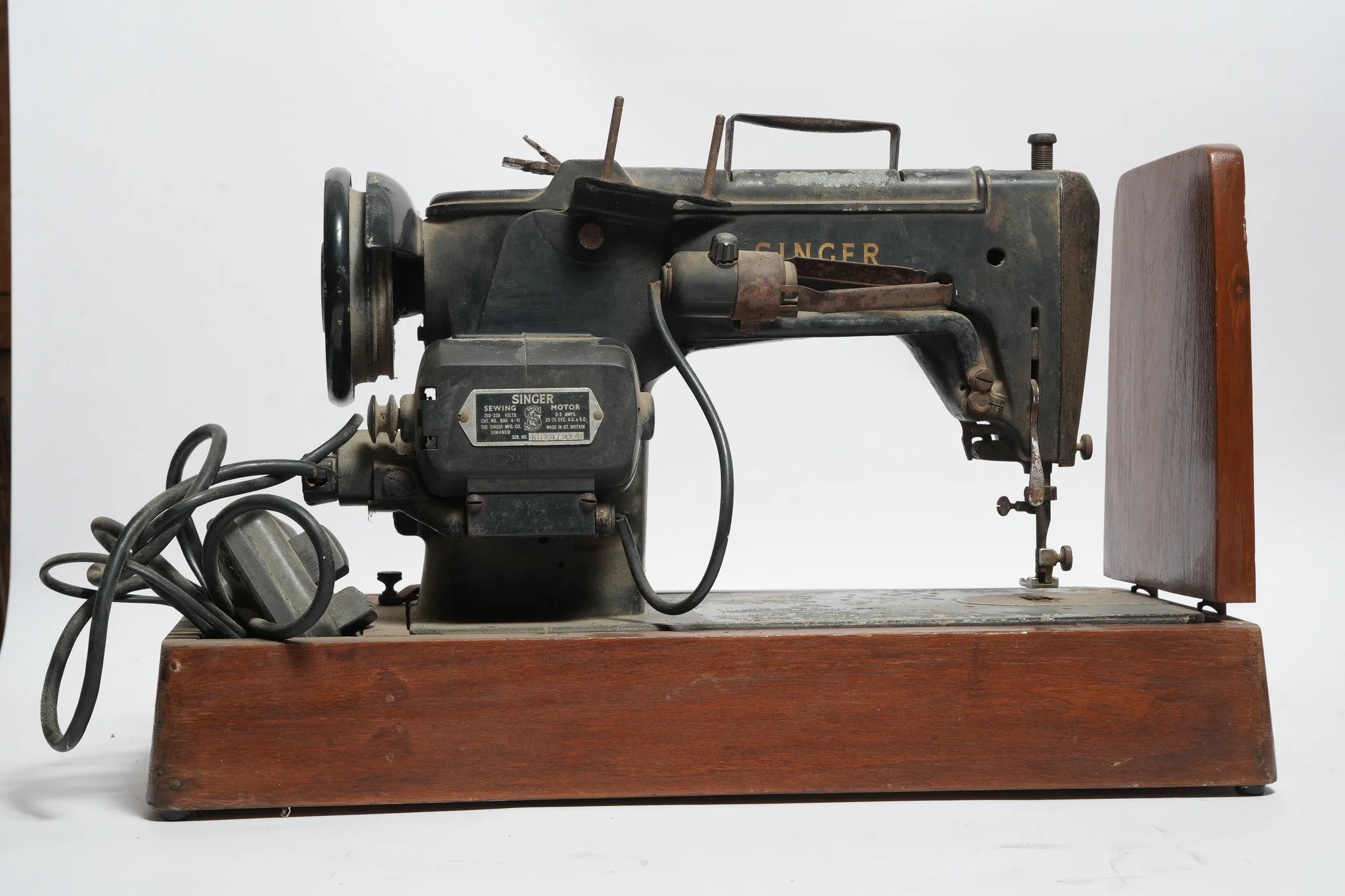 Singer 319K Swing-Needle Sewing Machine — photograph 3