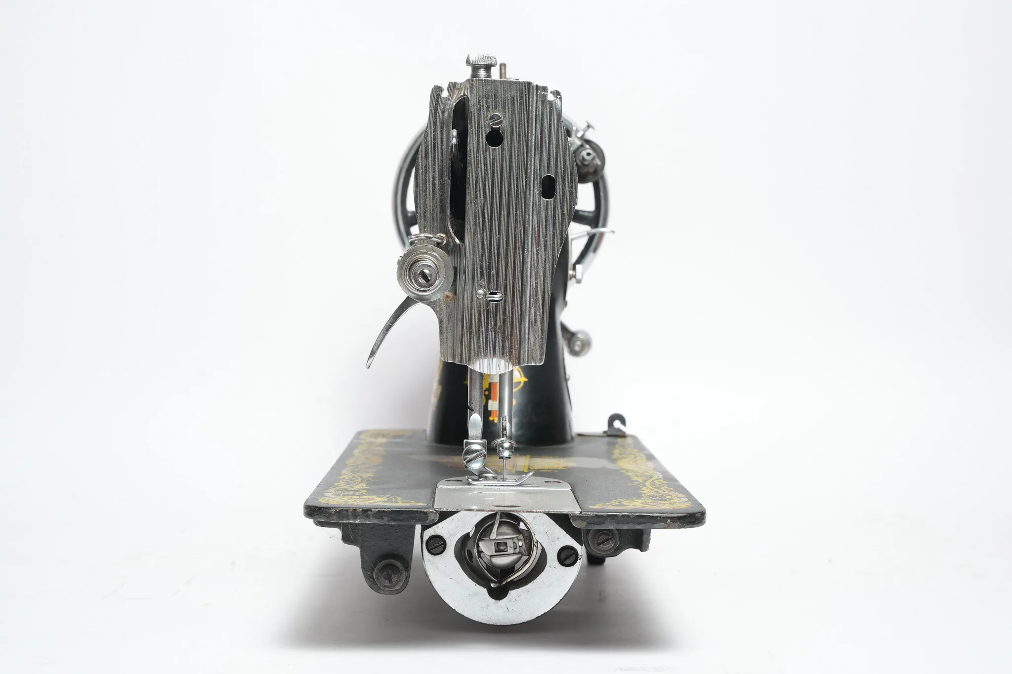 Singer Class 15 Hand-Crank Sewing Machine — photograph 2