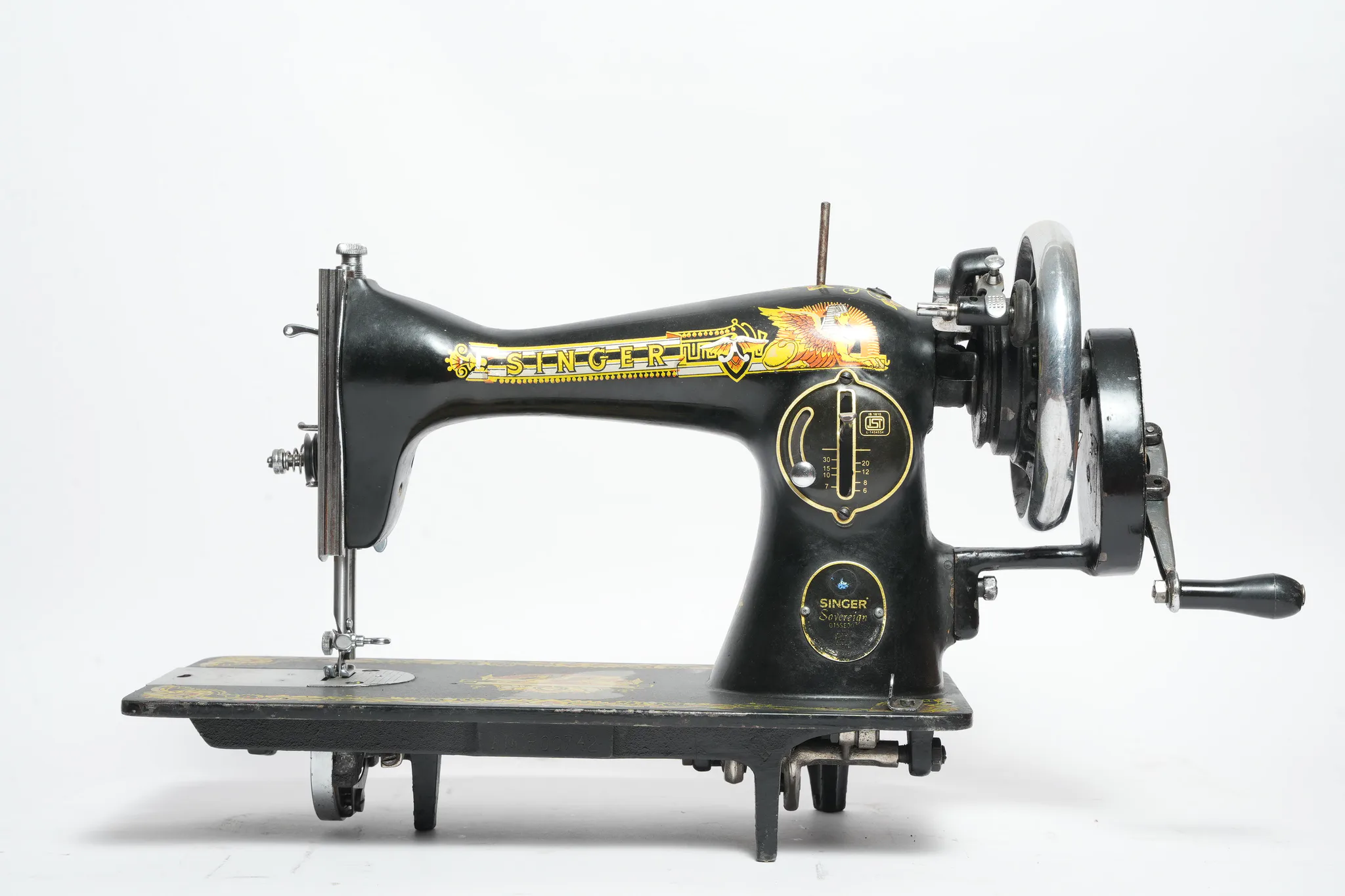 Singer Class 15 Hand-Crank Sewing Machine — photograph 3