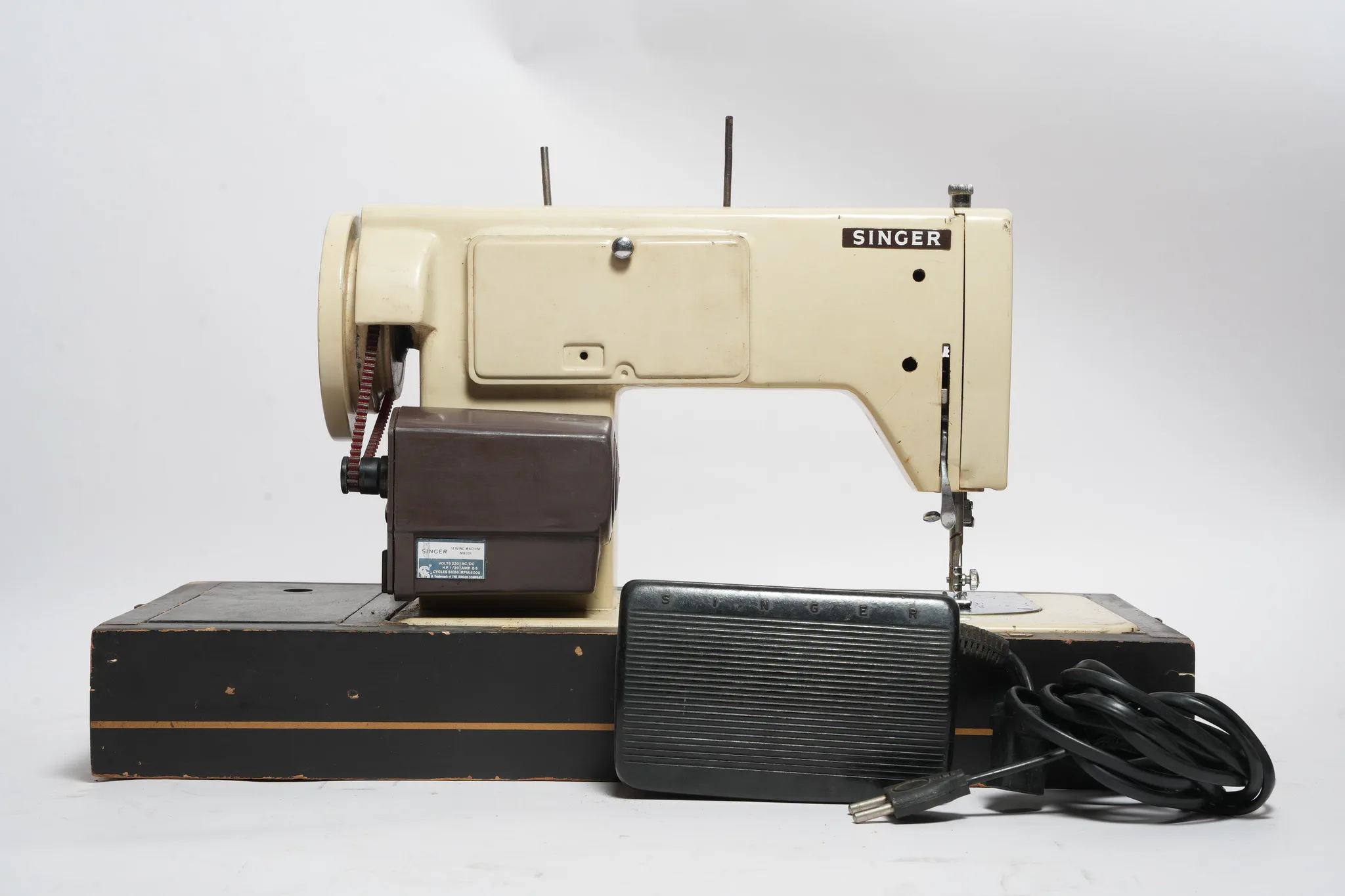 Singer Fashion Maker 298 Sewing Machine — photograph 3