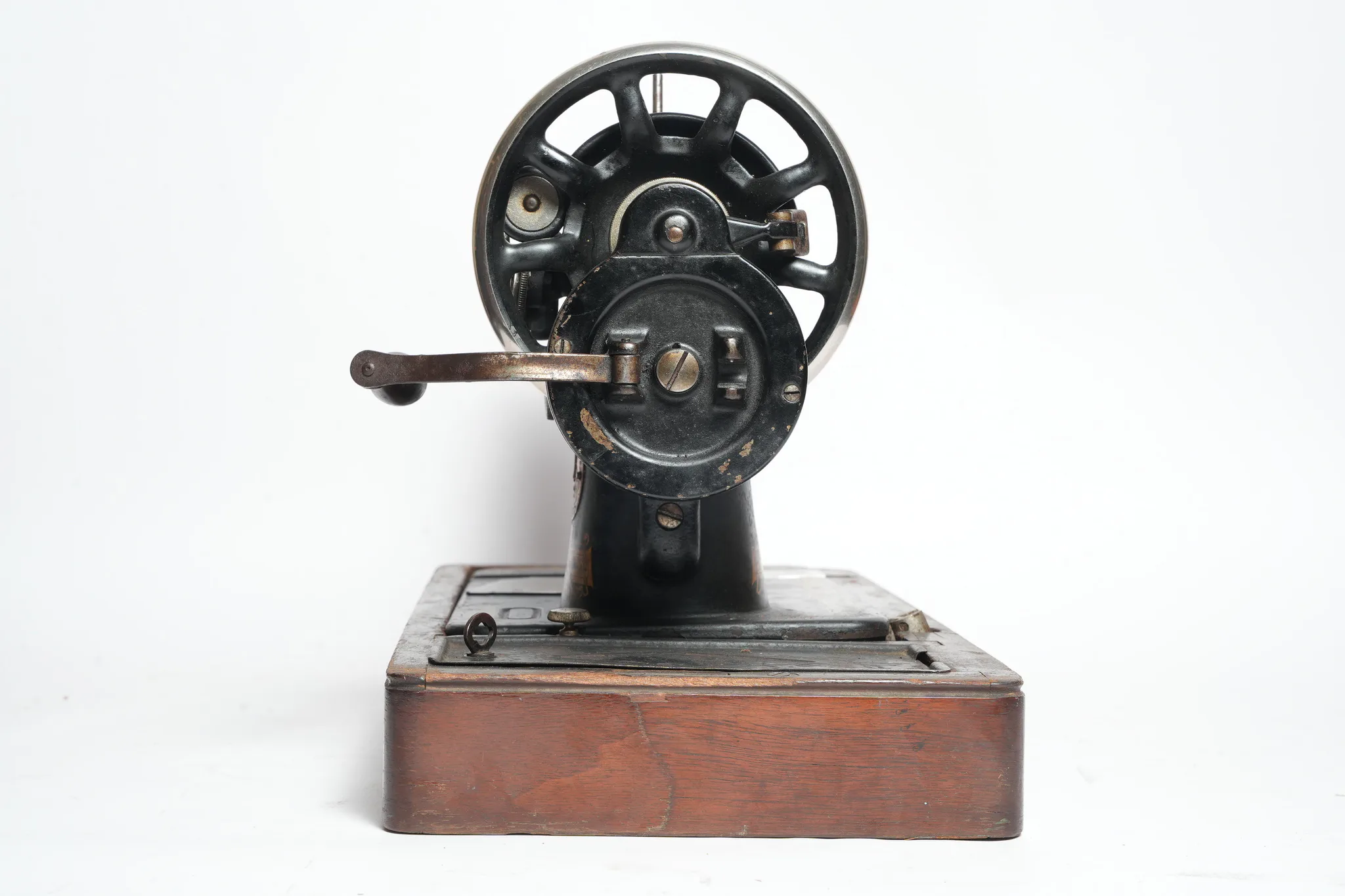 Singer Model 28 Hand-Crank Sewing Machine — photograph 2