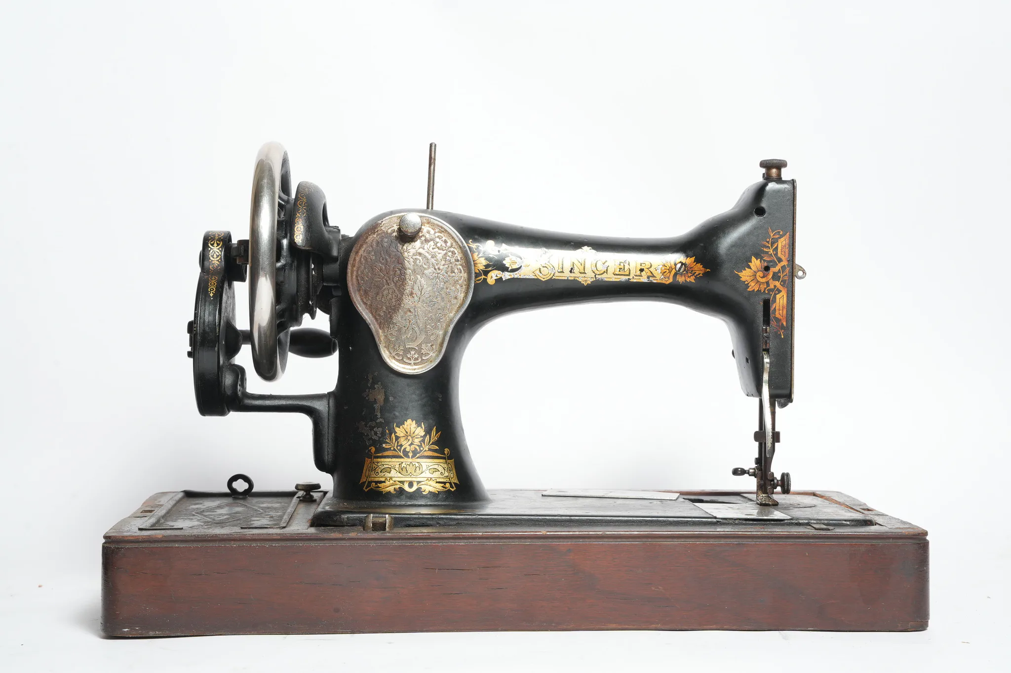 Singer Model 28 Hand-Crank Sewing Machine — photograph 3