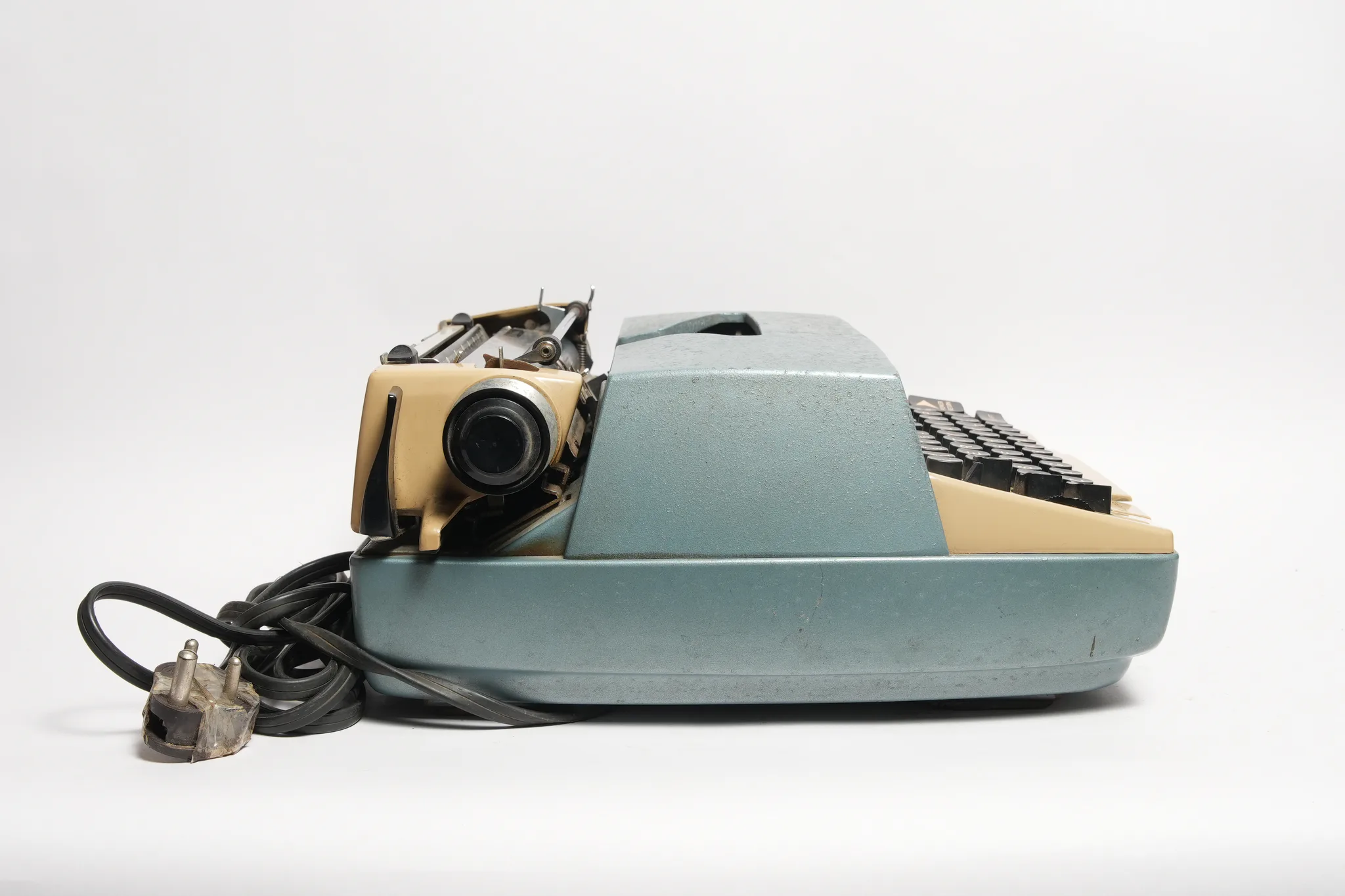 SCM Smith-Corona Electra 210 Electric Typewriter — photograph