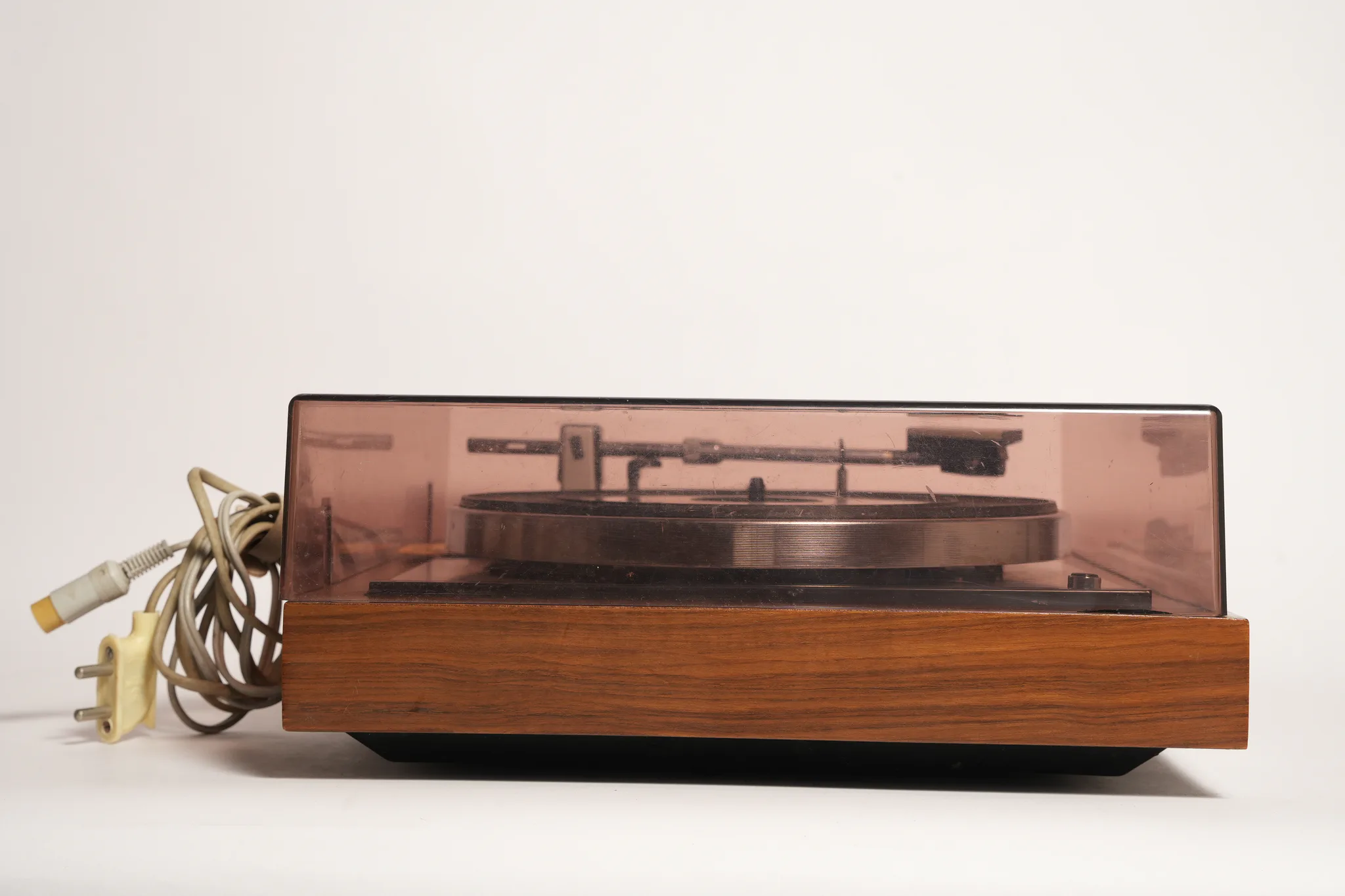 Tesla NC 430 Hi-Fi Turntable — photograph 2