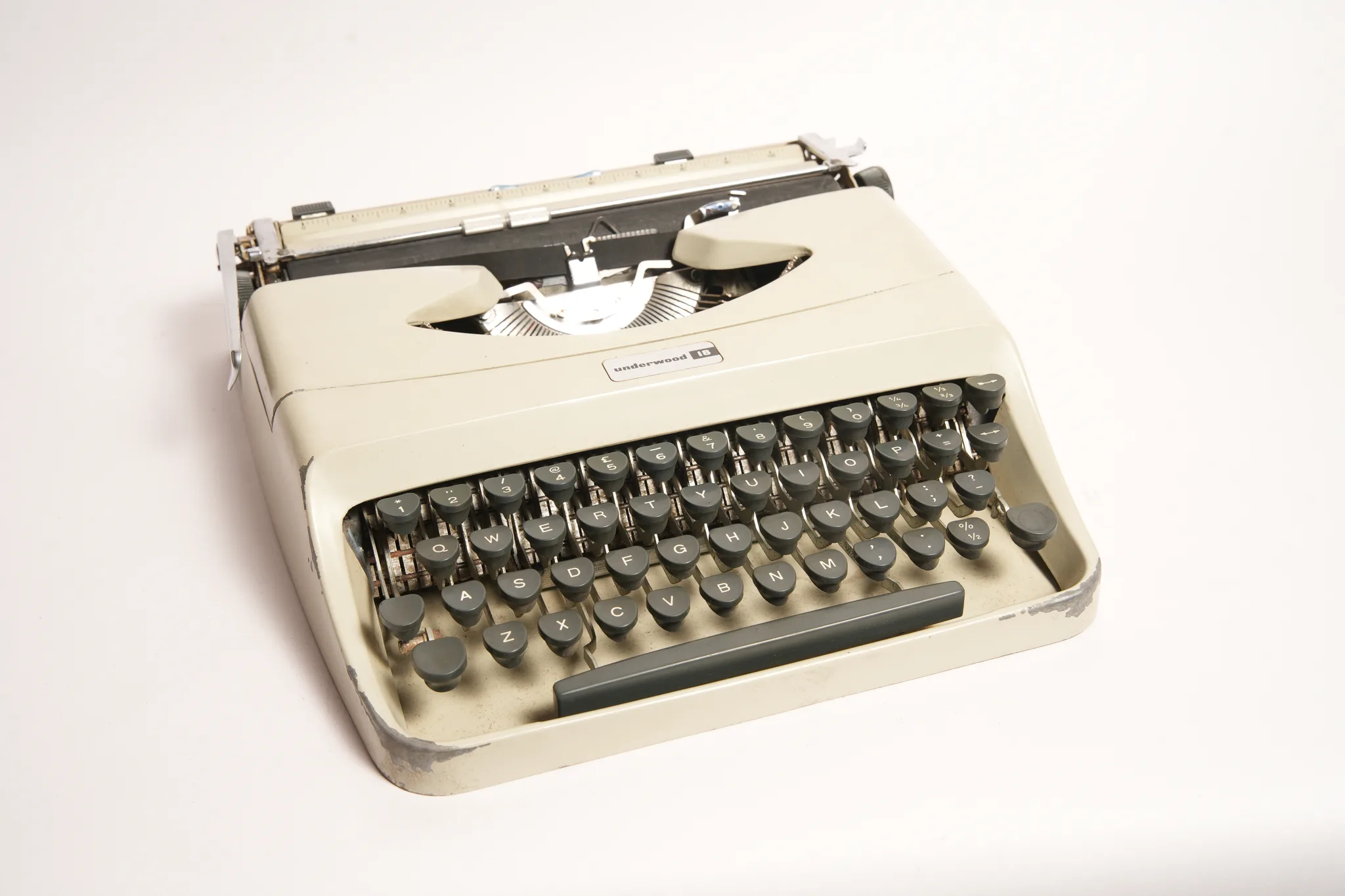 Underwood 18 Vintage Portable Typewriter with Case