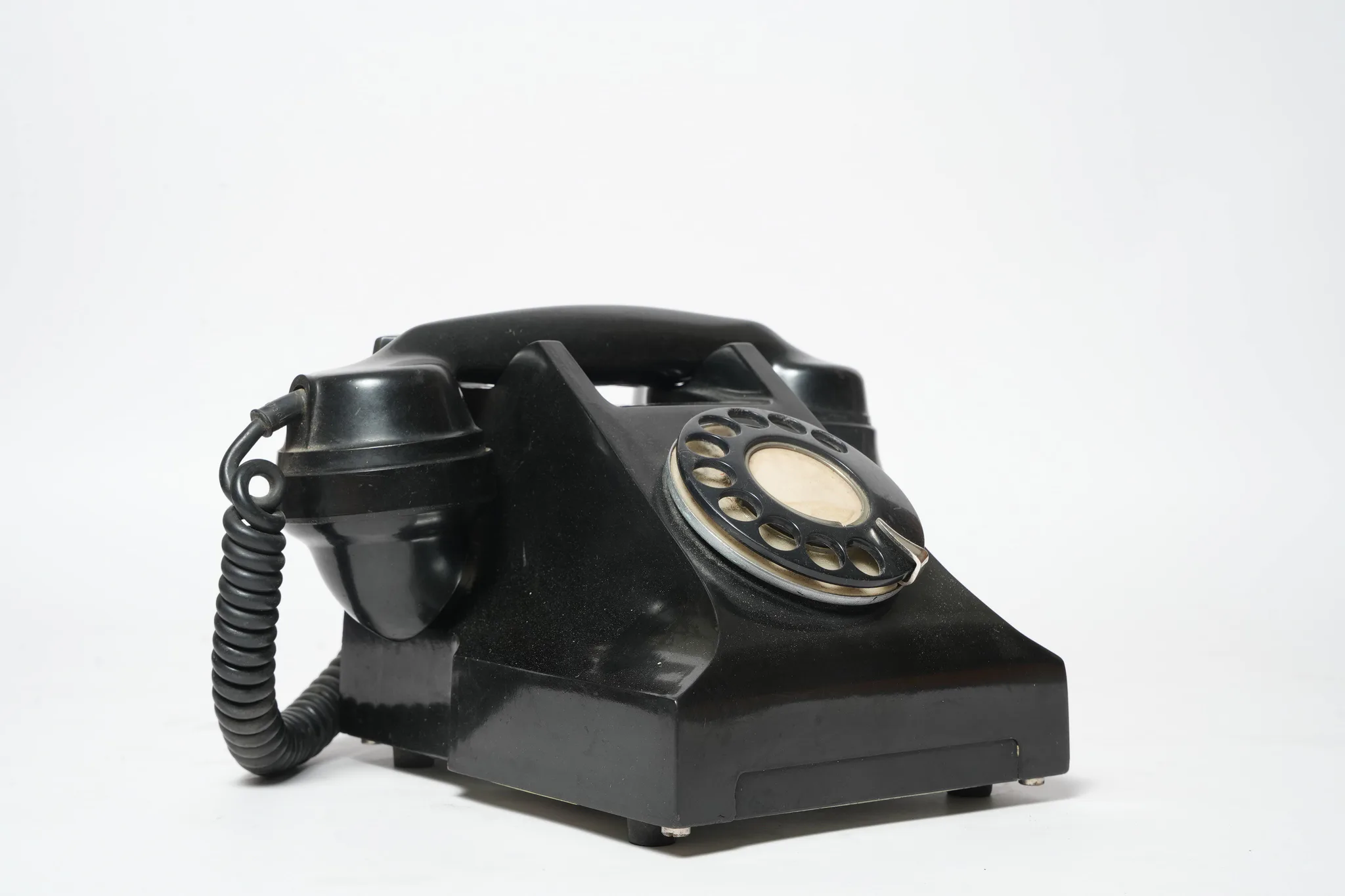 VEF BAGTA-50 Bakelite Rotary Desk Telephone — photograph 1