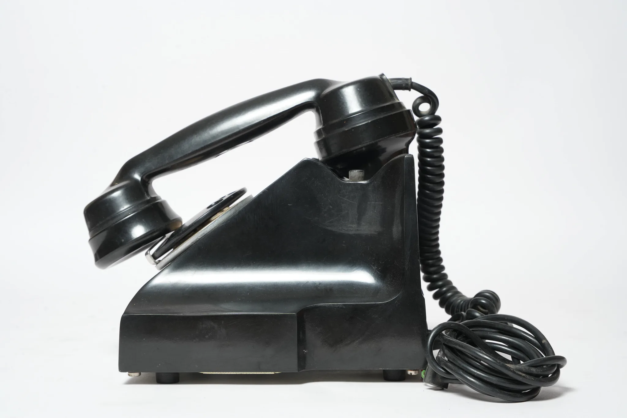 VEF BAGTA-50 Bakelite Rotary Desk Telephone — photograph 4