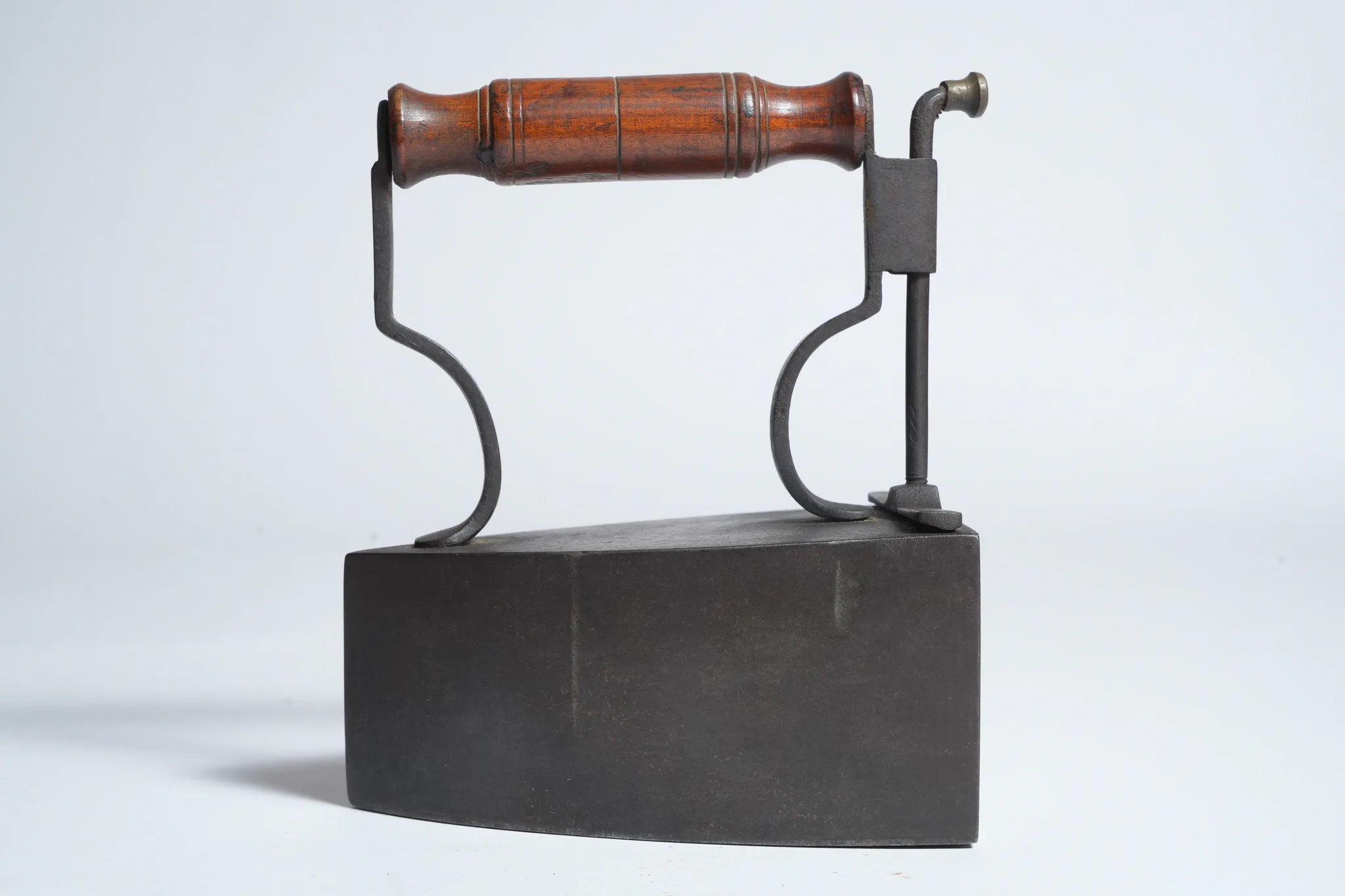Vintage Asbestos-Handle Sad Iron with Latch Mechanism — photograph