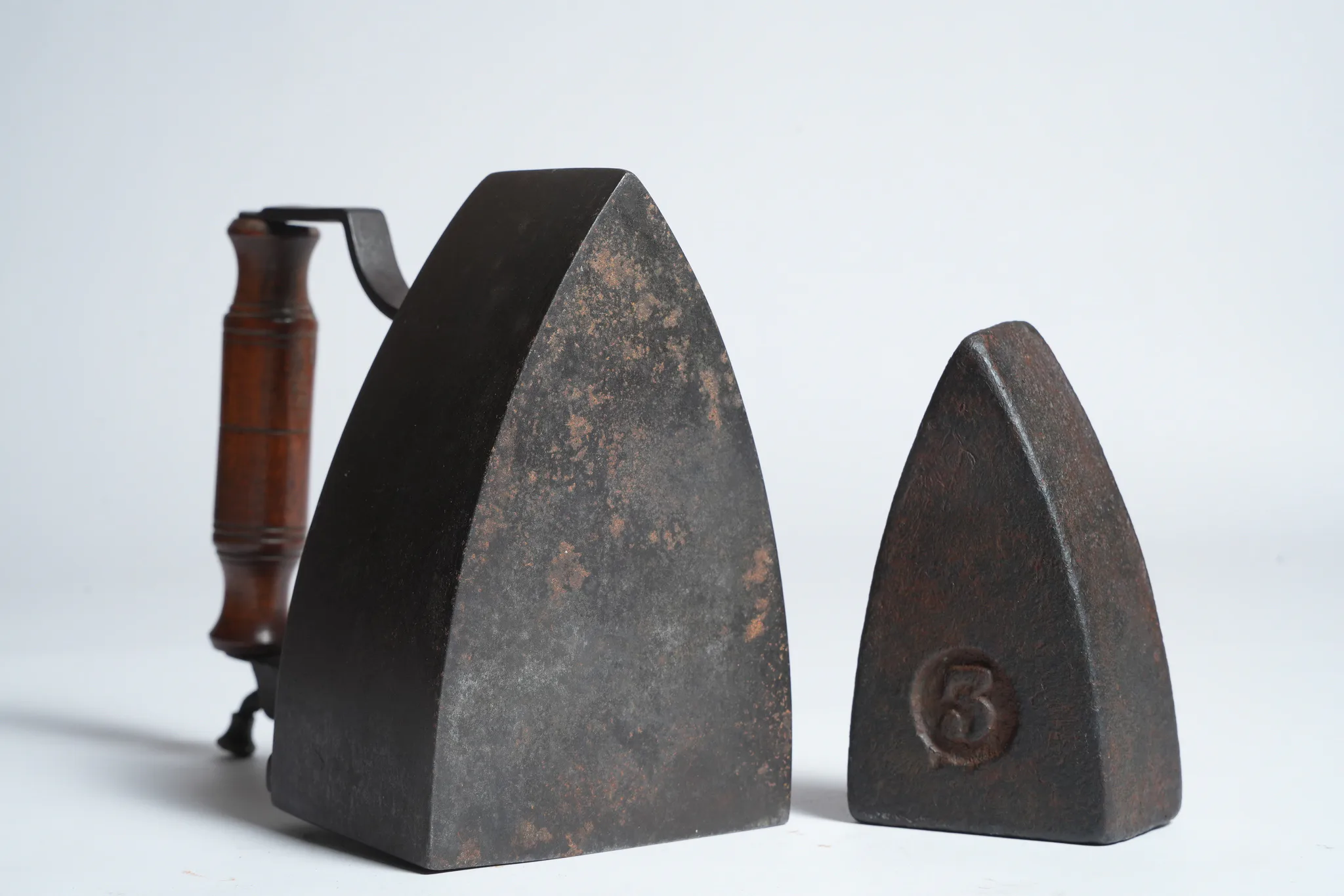Vintage Asbestos-Handle Sad Iron with Latch Mechanism — photograph