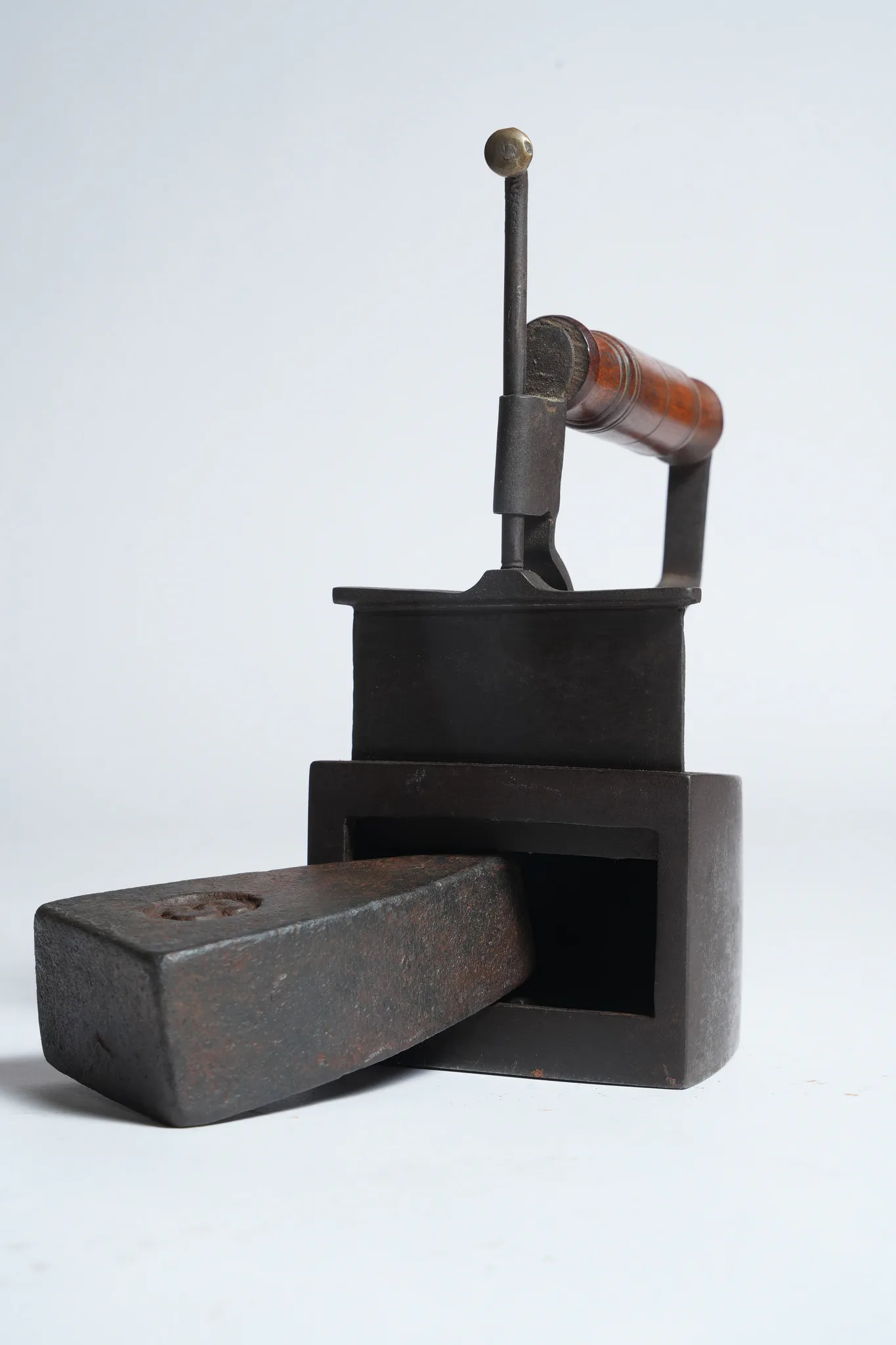 Vintage Asbestos-Handle Sad Iron with Latch Mechanism — photograph