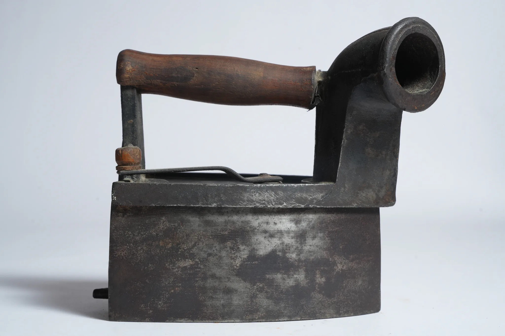 Vintage Cast Iron Charcoal Flatiron with Wooden Handle — photograph