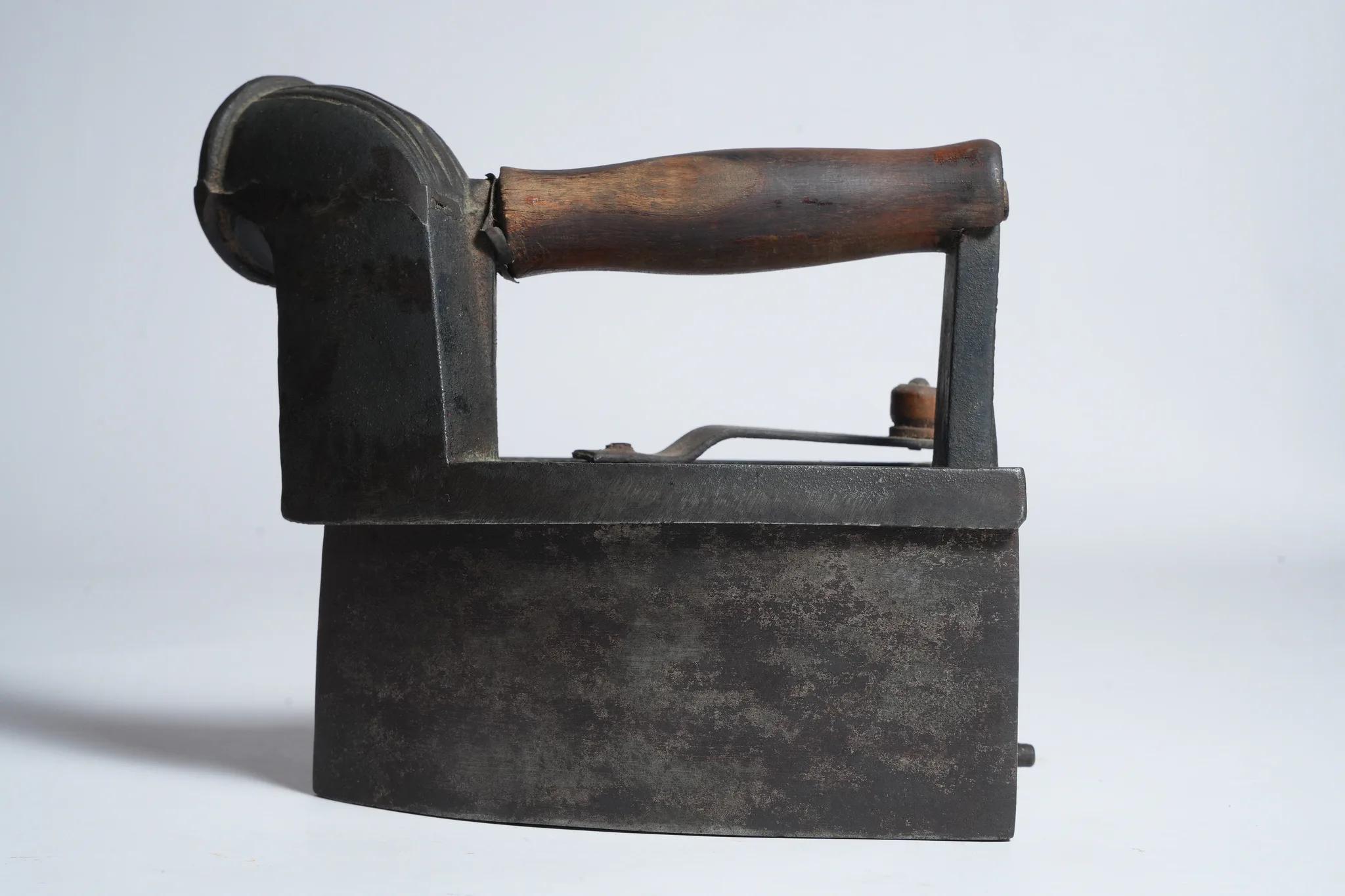 Vintage Cast Iron Charcoal Flatiron with Wooden Handle — photograph