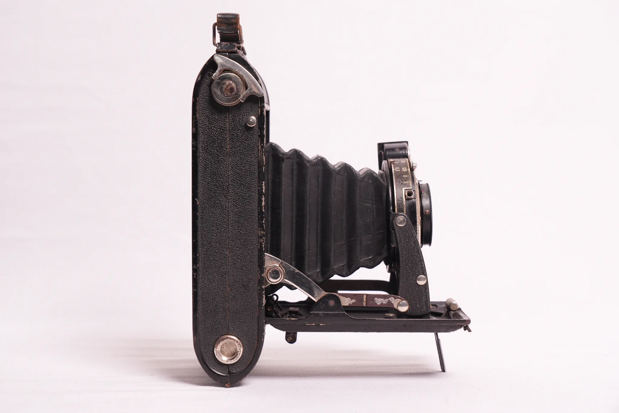 Voigtländer Bessa 6×9 Rollfilm Folding Camera — photograph 4
