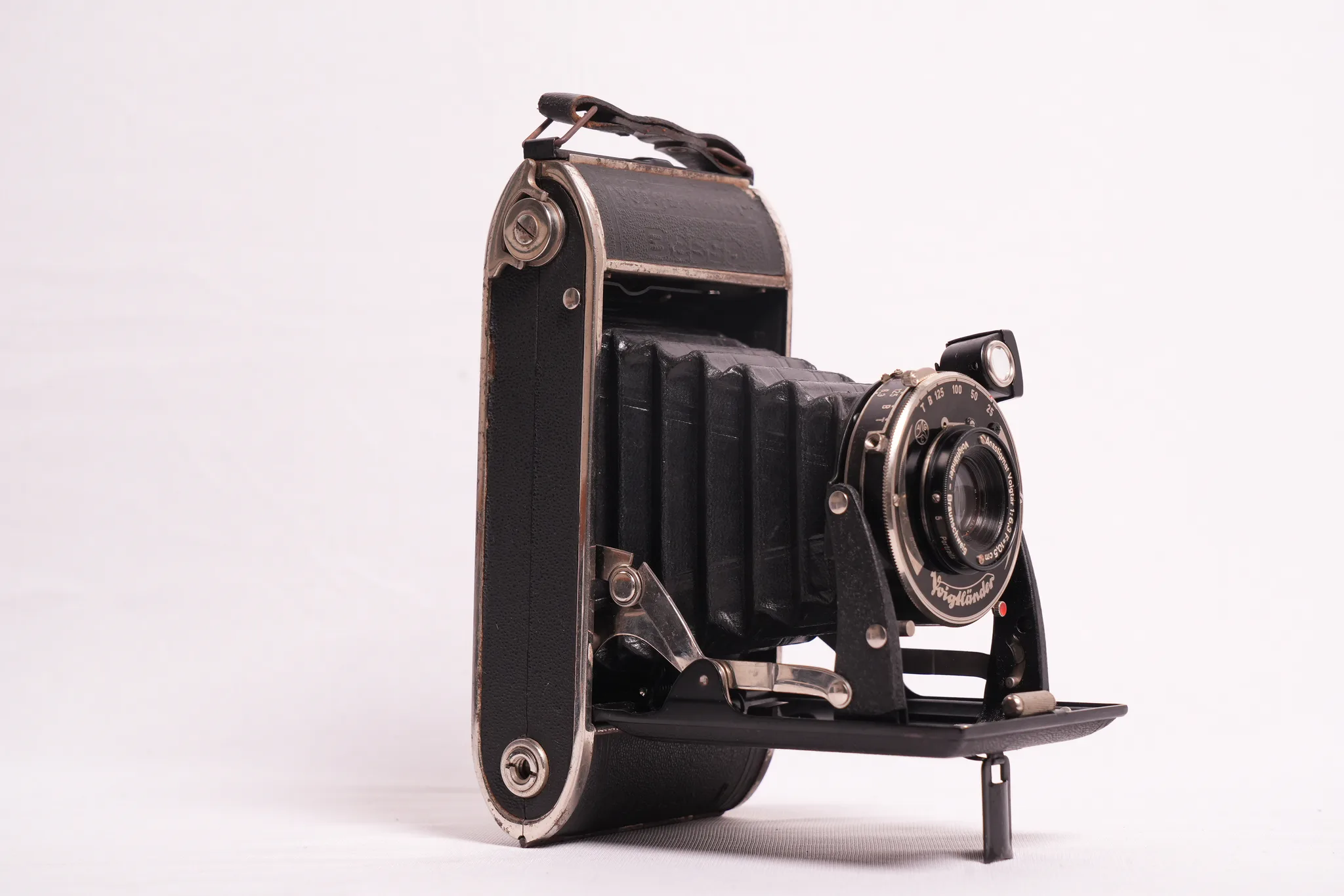 Voigtländer Bessa 6×9 Rollfilm Folding Camera — photograph 7