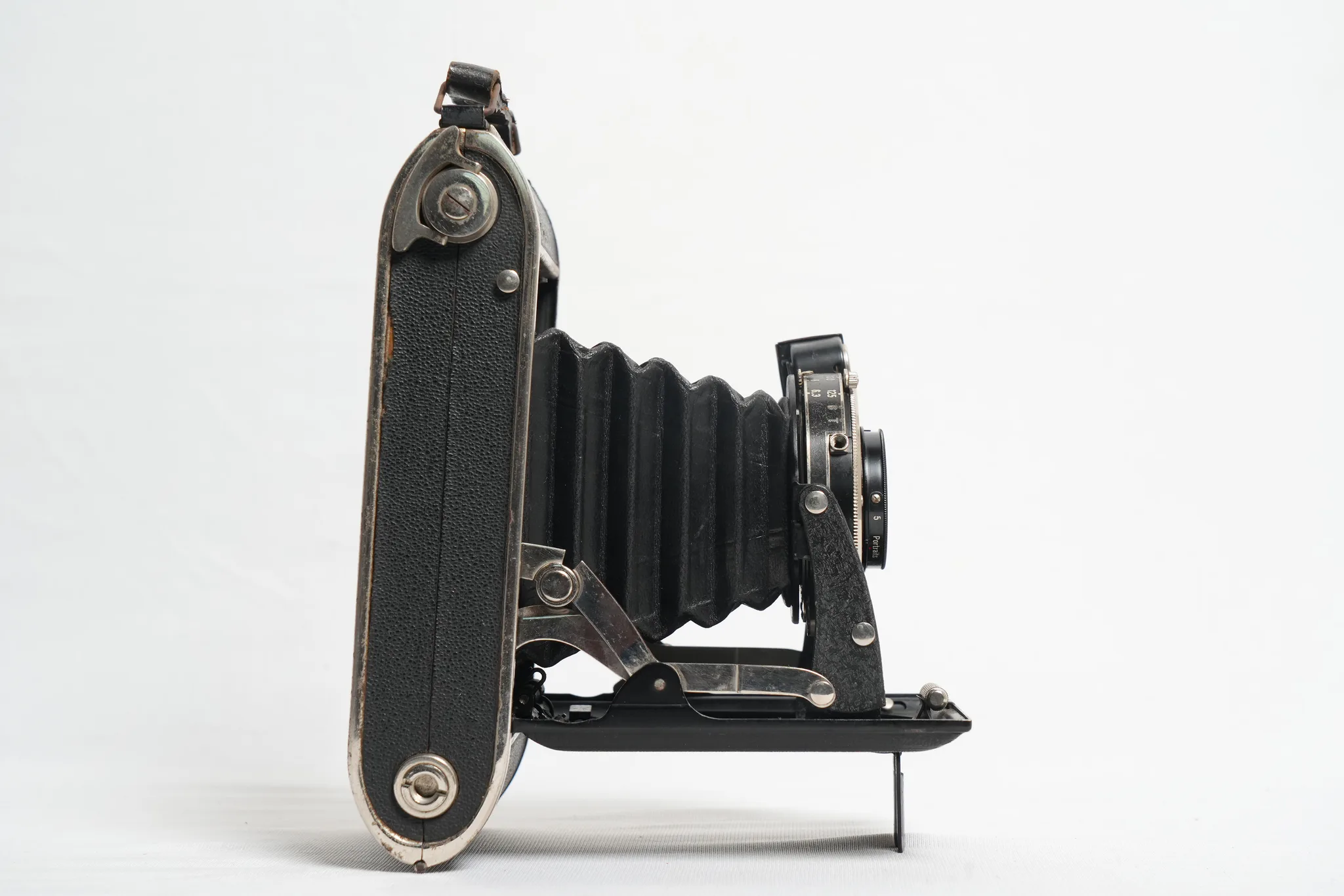 Voigtländer Bessa 6×9 Rollfilm Folding Camera — photograph 8