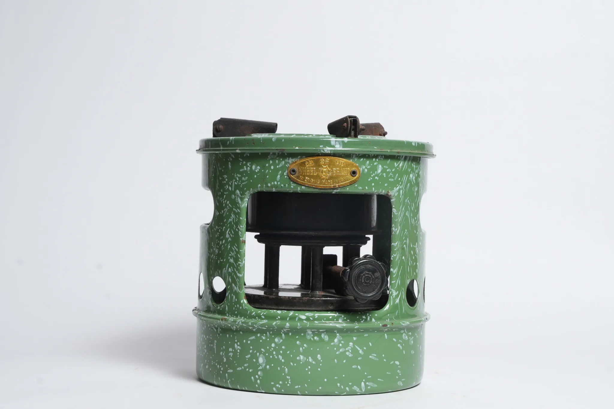 Wheel Brand Vintage Enamel Kerosene Wick Stove — photograph 1
