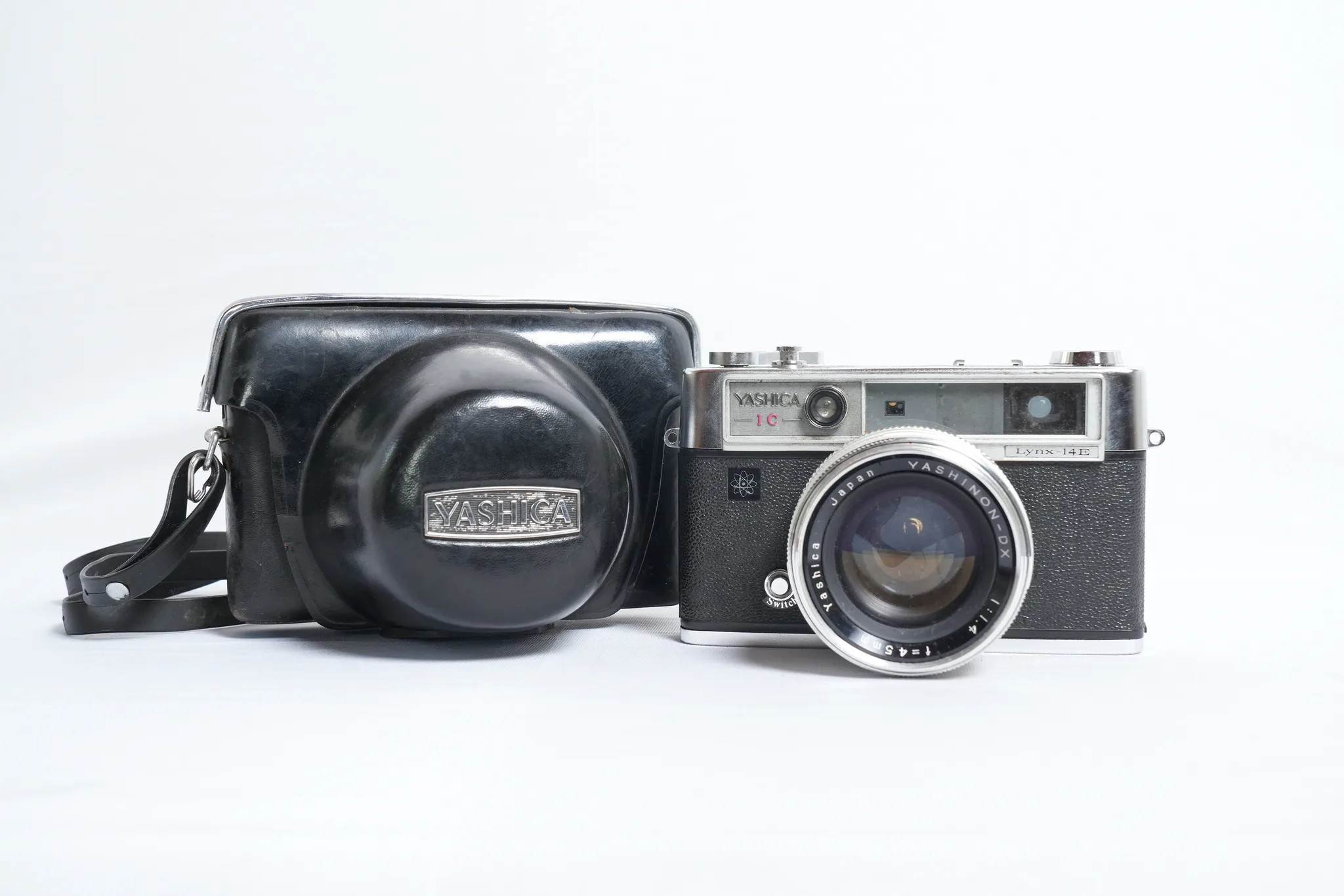 Yashica Lynx-14E IC 35mm Rangefinder Camera — photograph 2