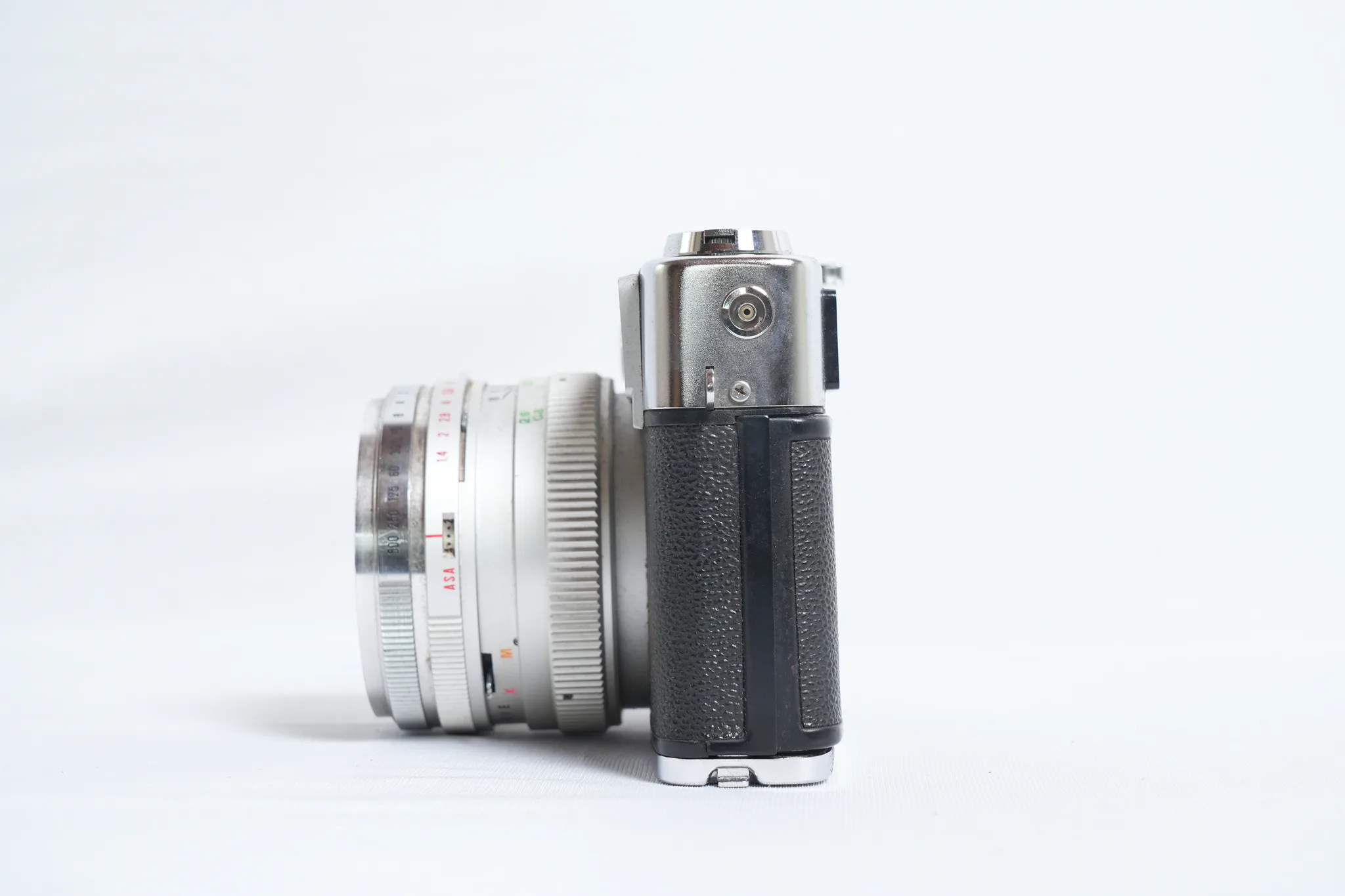 Yashica Lynx-14E IC 35mm Rangefinder Camera — photograph 4