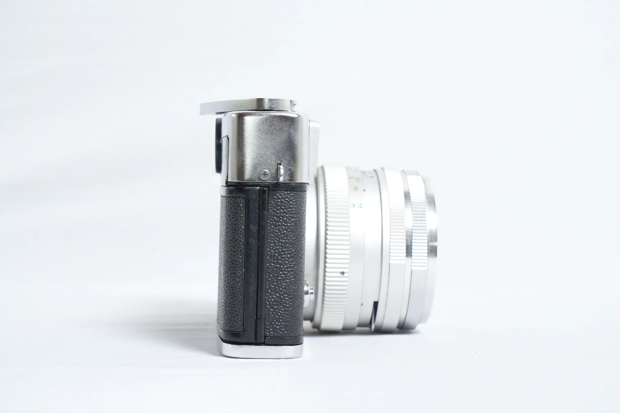 Yashica Lynx-14E IC 35mm Rangefinder Camera — photograph 6