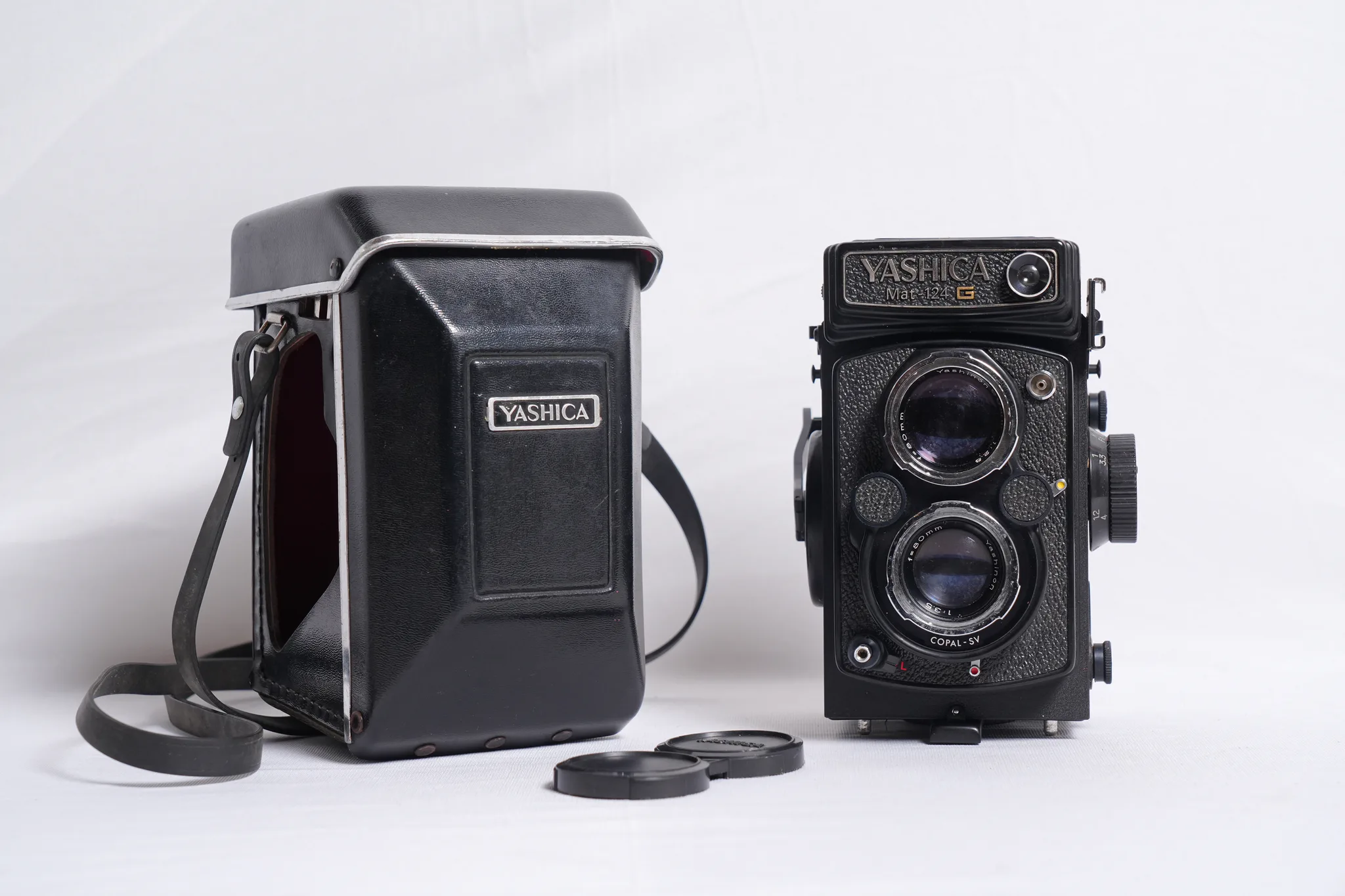Yashica Mat-124 G TLR Vintage Medium Format Film Camera — photograph