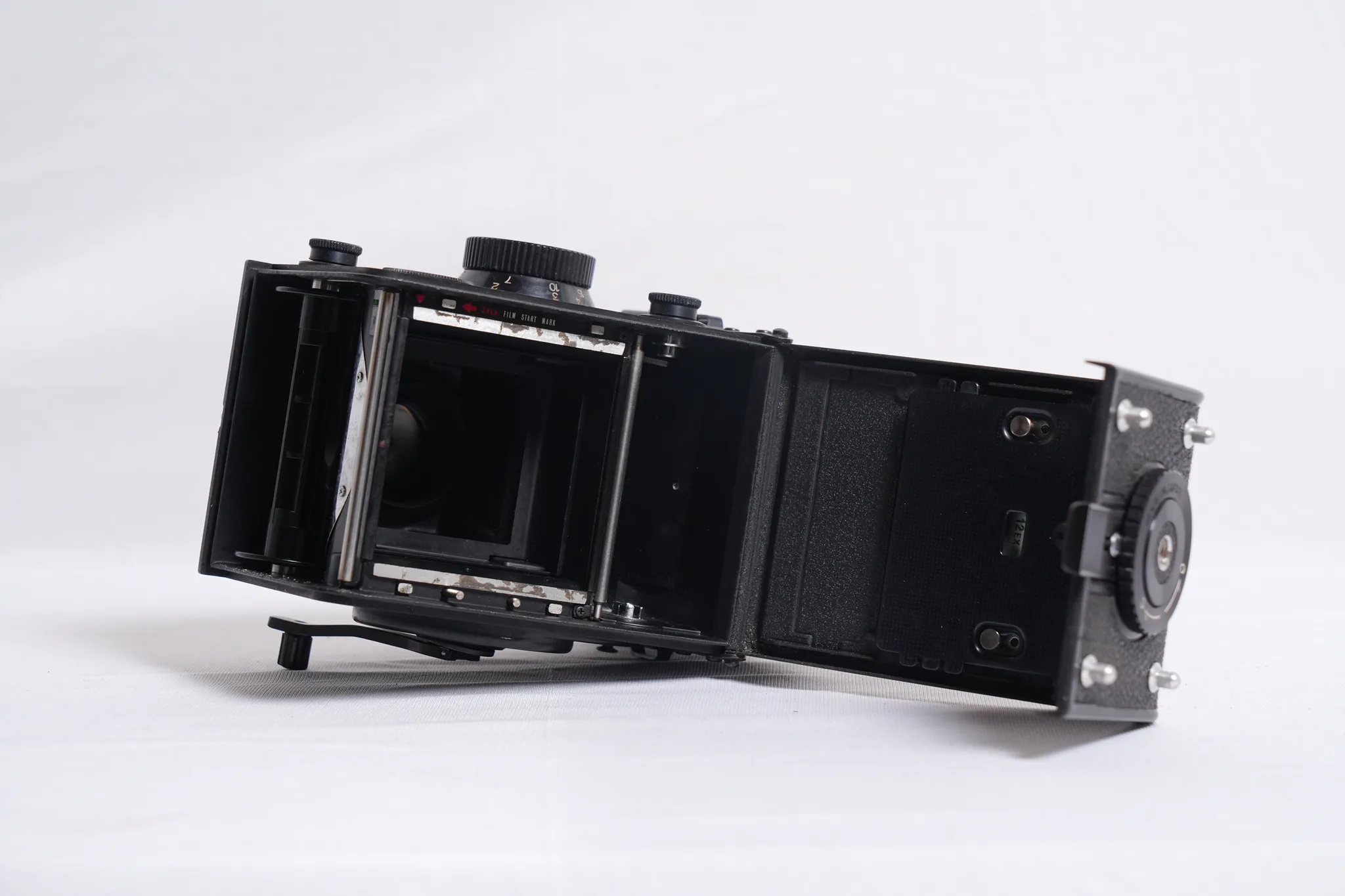 Yashica Mat-124 G TLR Vintage Medium Format Film Camera — photograph