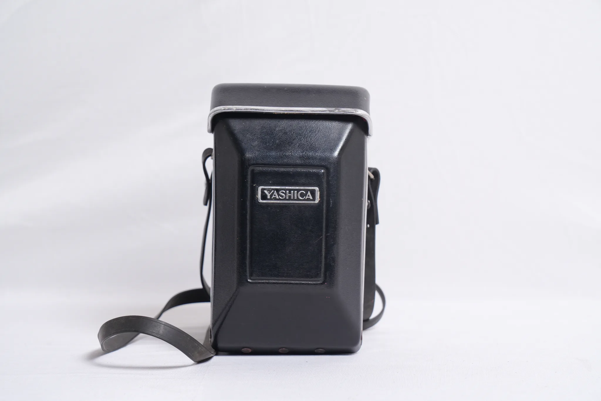Yashica Mat-124 G TLR Vintage Medium Format Film Camera — photograph