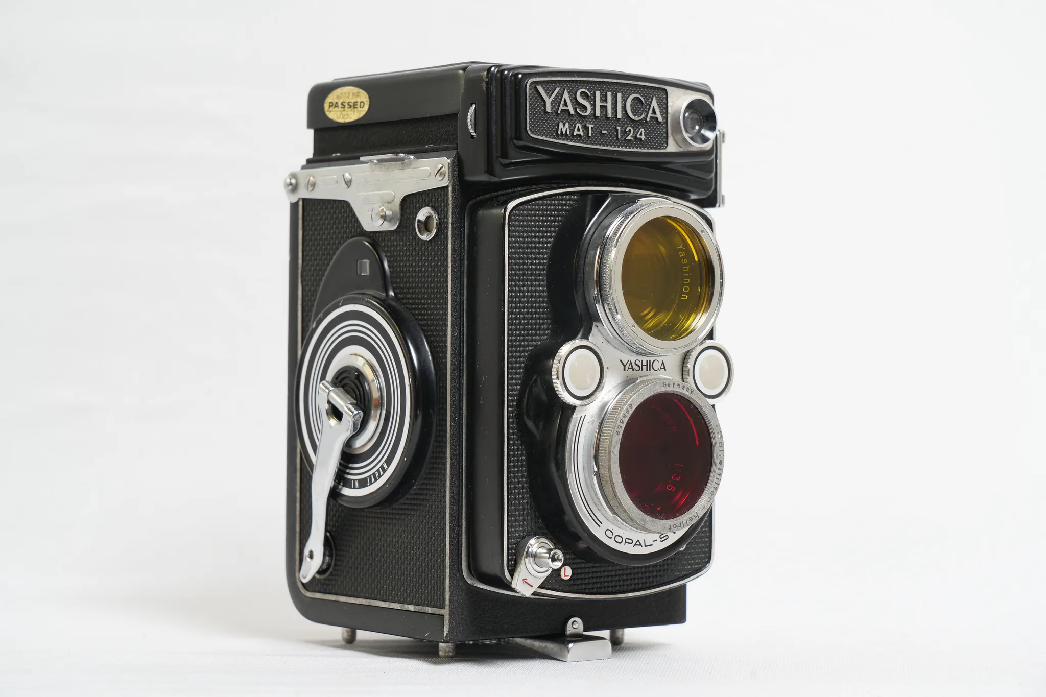 Yashica Mat-124 Twin-Lens Reflex 6x6 Camera — photograph 1