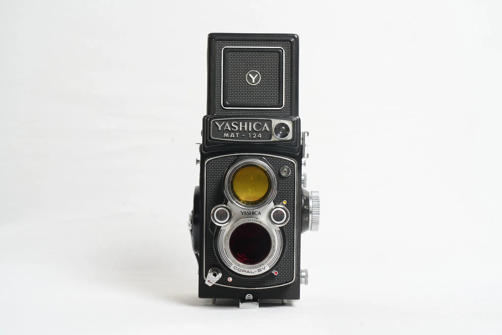 Yashica Mat-124 Twin-Lens Reflex 6x6 Camera — photograph 2