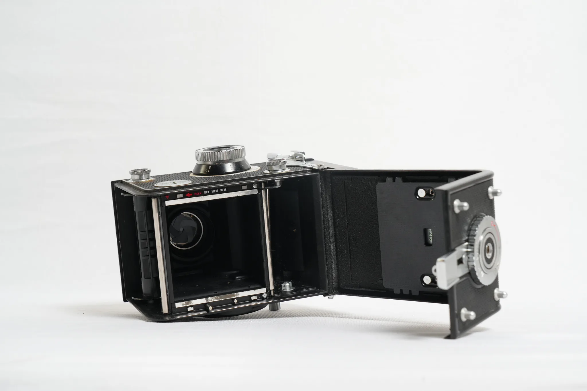 Yashica Mat-124 Twin-Lens Reflex 6x6 Camera — photograph 3