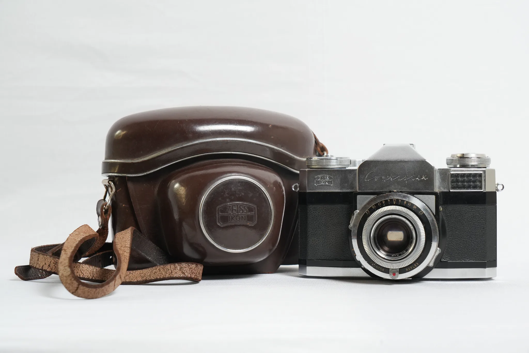 Zeiss Ikon Contaflex Prima 35mm SLR Camera — photograph 2