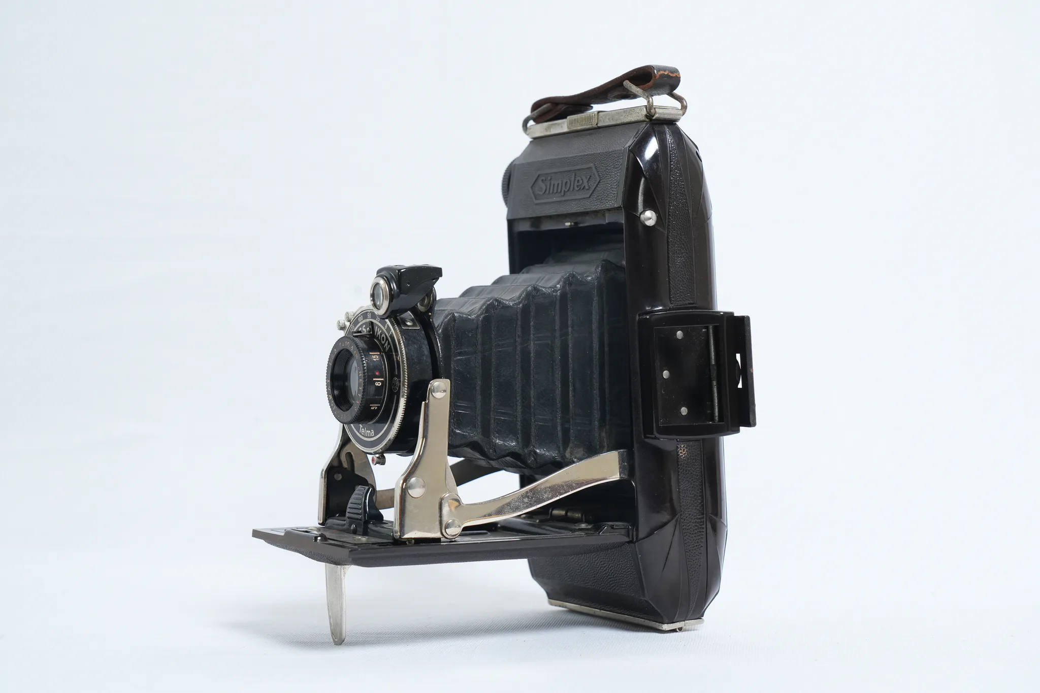 Zeiss Ikon Simplex 6x9 Bakelite Folding Camera — photograph 1