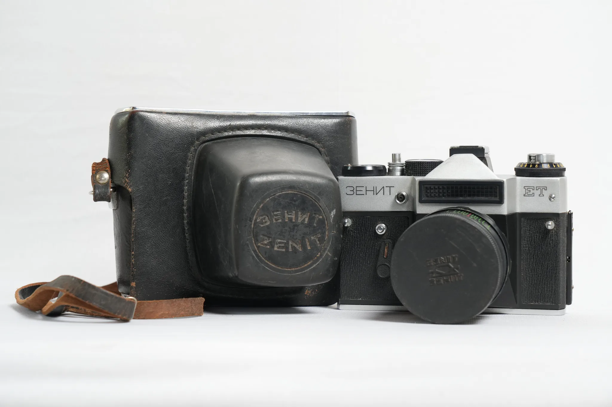 Zenit ET 35mm SLR Film Camera with Fitted Case — photograph 6