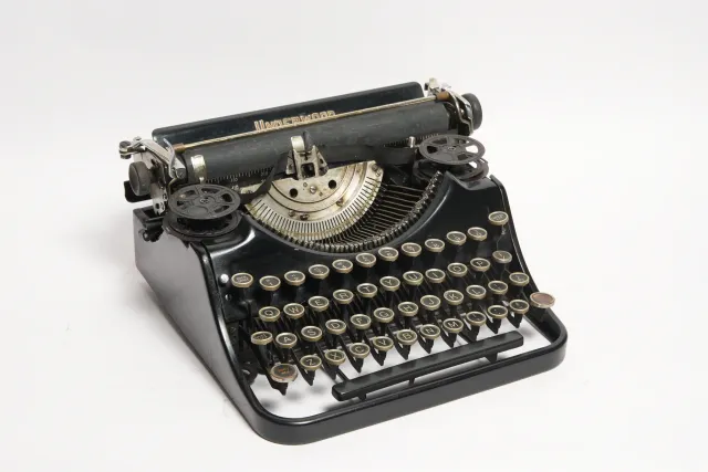 Underwood Portable Vintage Typewriter in Case